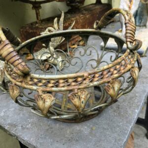 5305515811.jpg Antieke ijzeren siersmeden mand – Bronsachtig patina, ca. 20ste eeuw