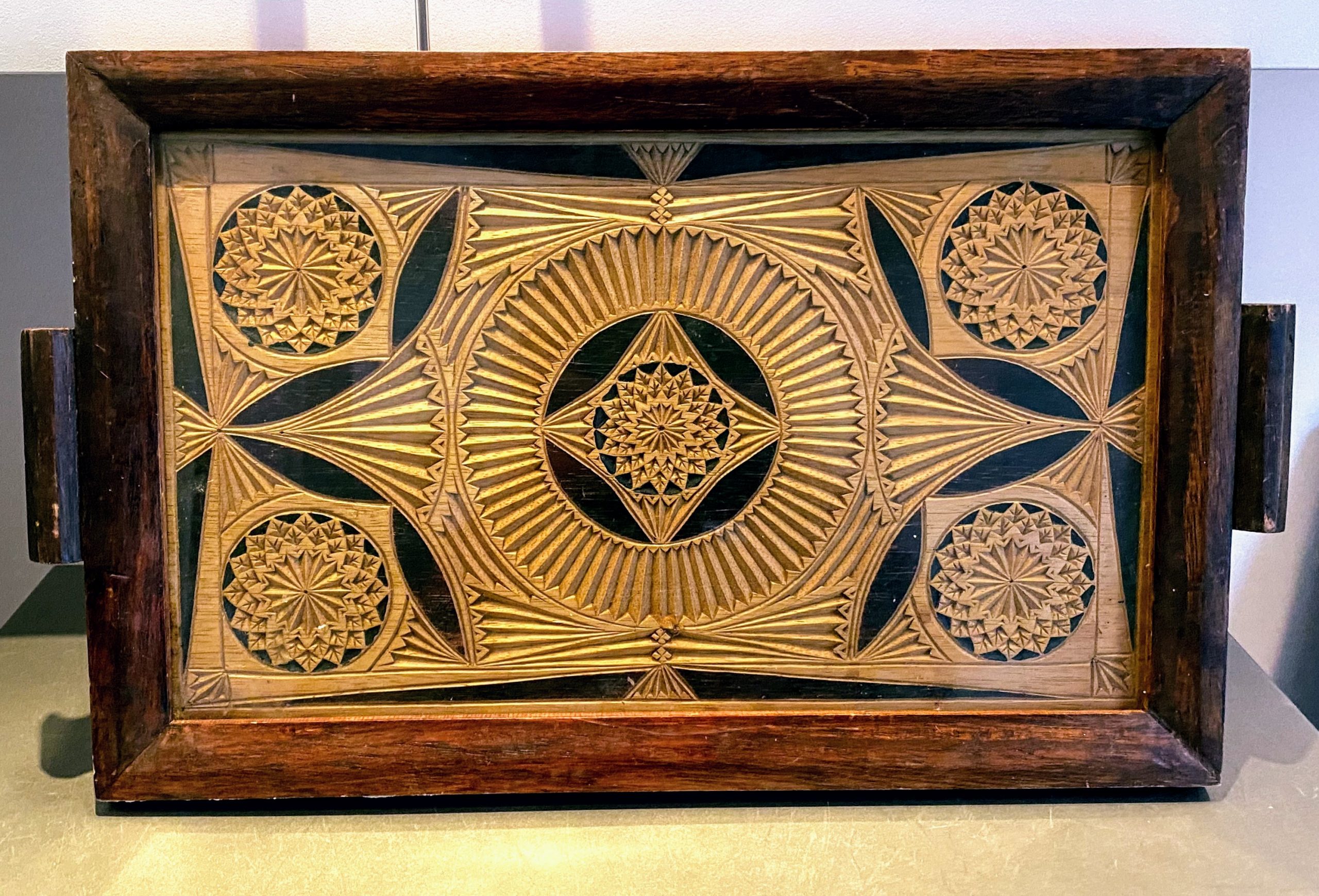 Ambachtelijk ​Eikenhouten dienblad in Fries houtsnijwerk – Art Deco stijl, ca. midden 20e eeuw