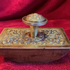 5305517698.jpg Antieke messing inktblotter – Schommelend model met houten voet en bloemenornament