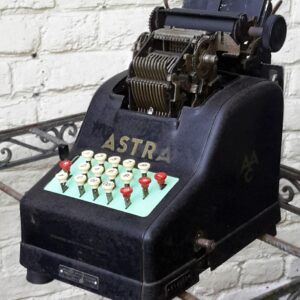 Antieke mechanische rekenmachine merk Astra klasse 1 – ca. 1930