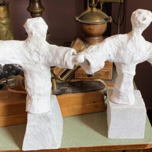 5305519409.jpg Naïeve gipsgaas sculpturen – Twee speelse figuren vol ontwapenende charme