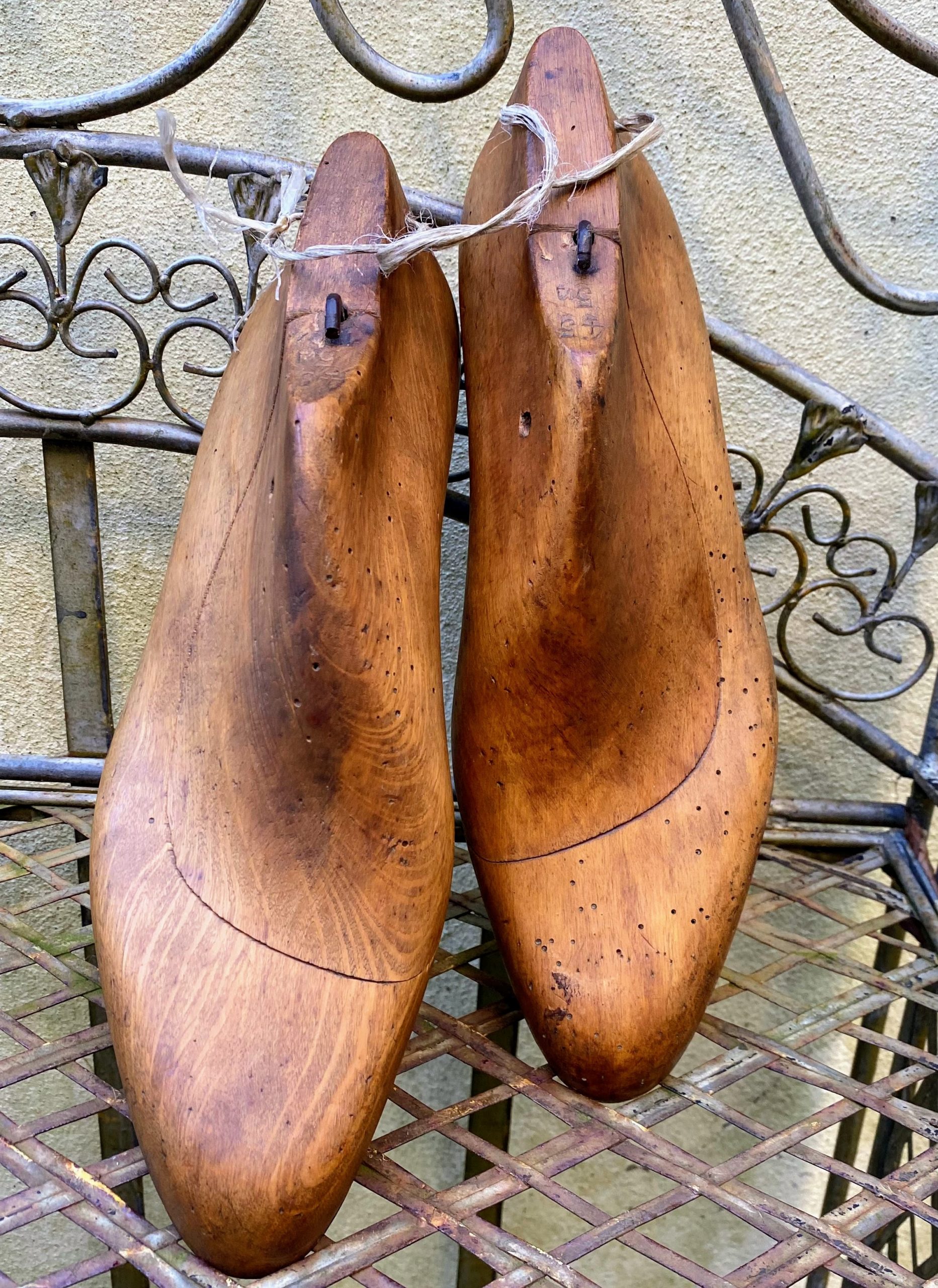 5305520285.jpg Koppel Antieke houten schoenleesten - maat 45 – begin 1900