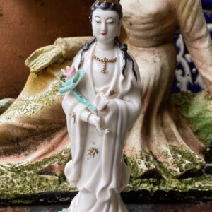 5305520389.jpg Gouden Sereniteit – Zeldzaam Chinees Porseleinen Beeldje van Guan Yin (1960s)