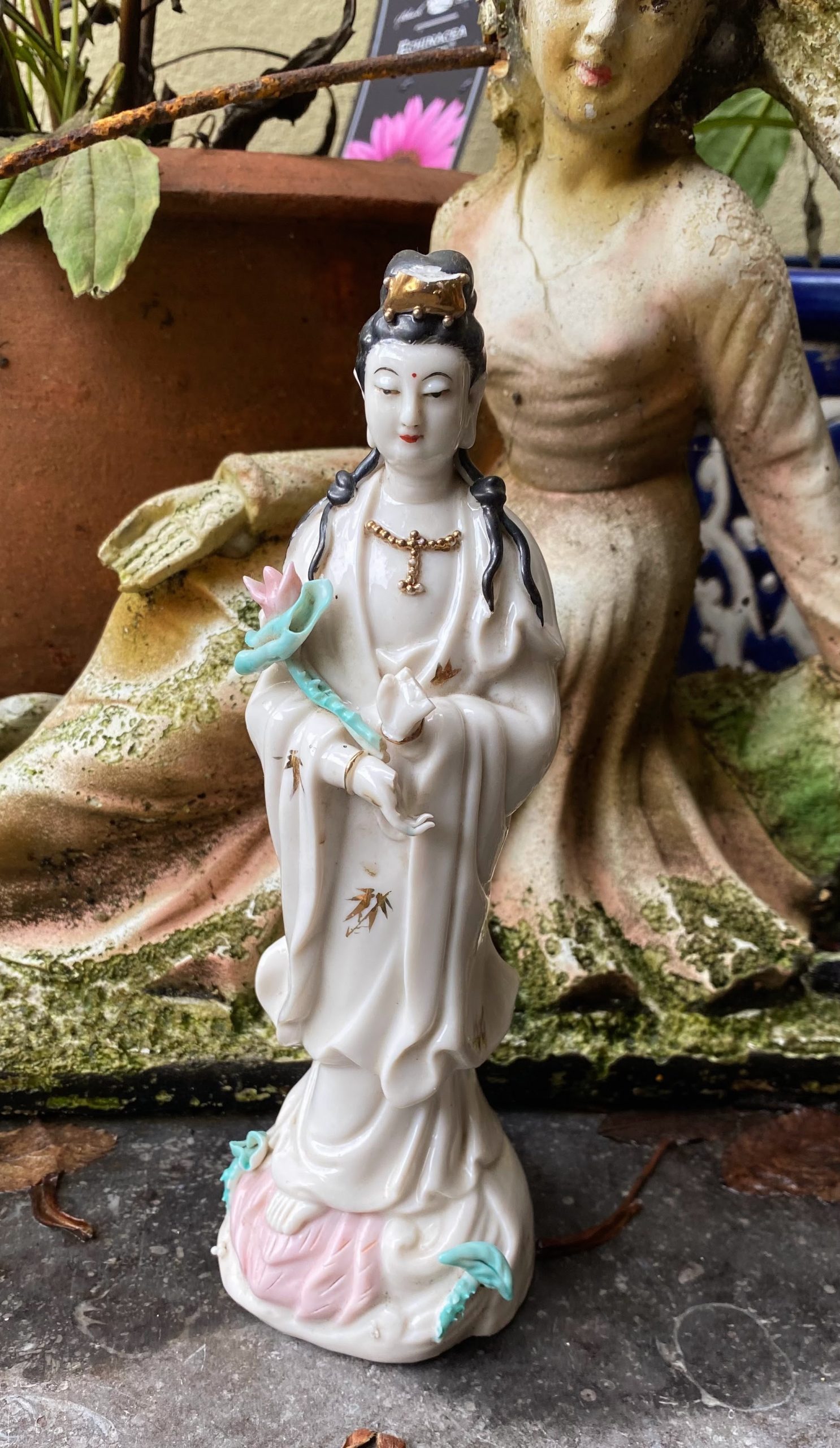 5305520389.jpg Gouden Sereniteit – Zeldzaam Chinees Porseleinen Beeldje van Guan Yin (1960s)