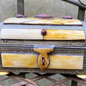 Vintage juwelendoos in camel bone en messing – Oriëntaalse elegantie in detail