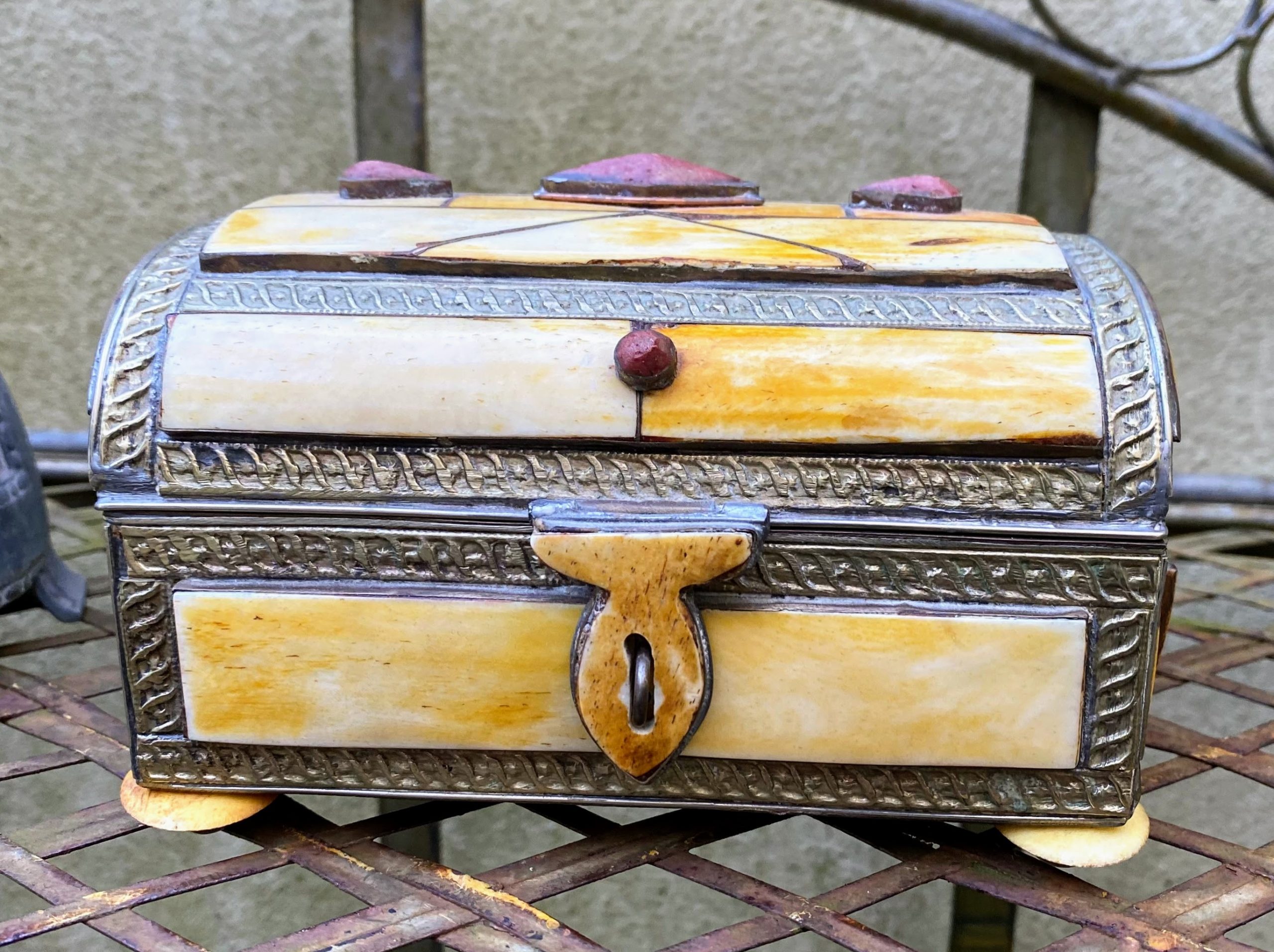 5305520544.jpg Vintage juwelendoos in camel bone en messing – Oriëntaalse elegantie in detail
