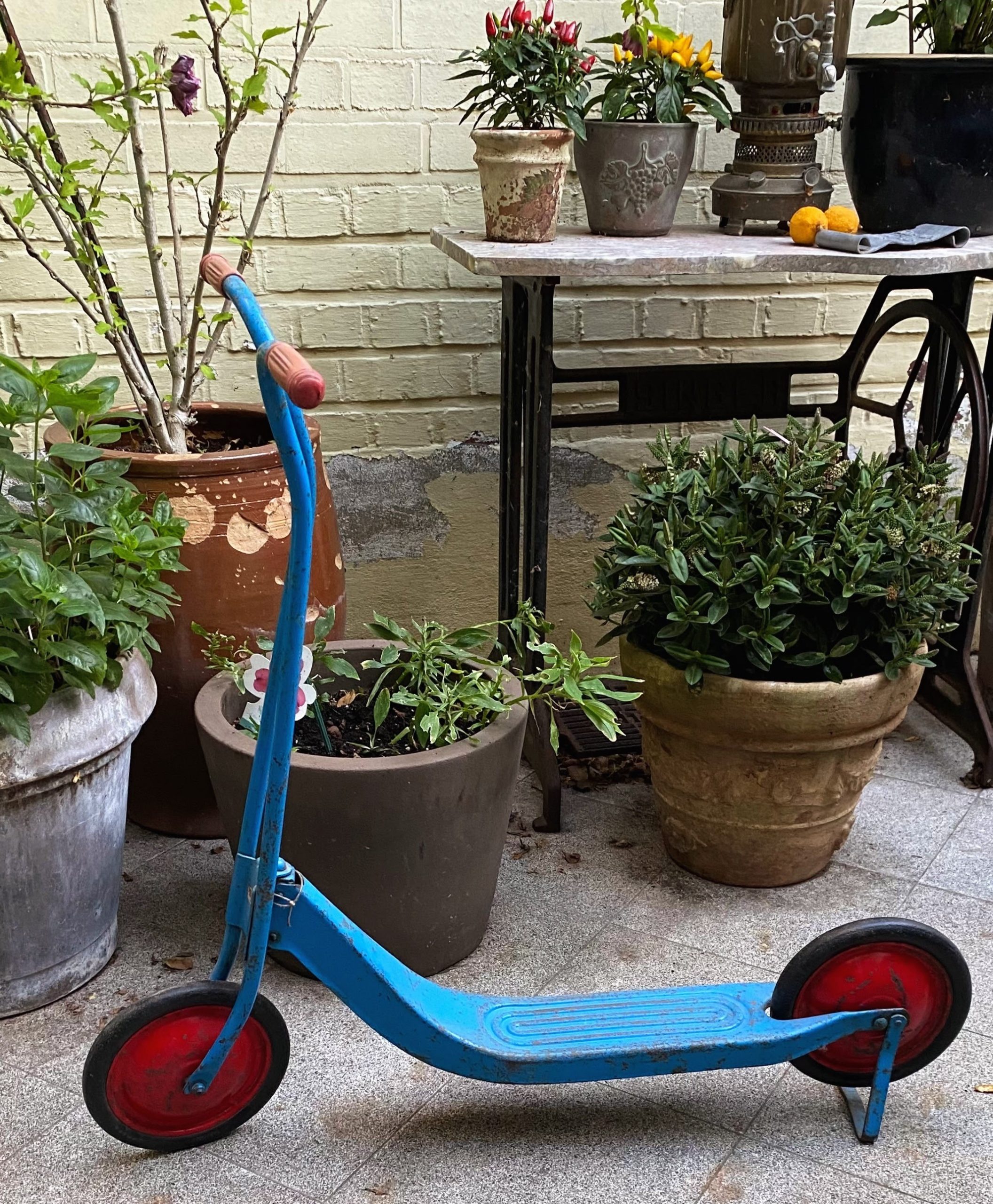 ‎Originele Triang kinderstep uit Engeland, 1962 – lichtblauw met rode wielen, nostalgisch design