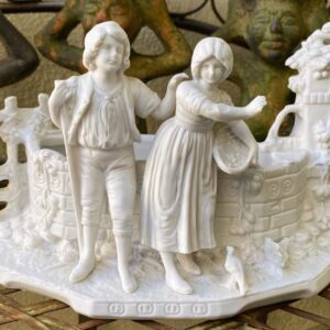 Antieke Duitse bisque jardinière – Kinderen bij bron met duiven en bloemen  ca. 1900