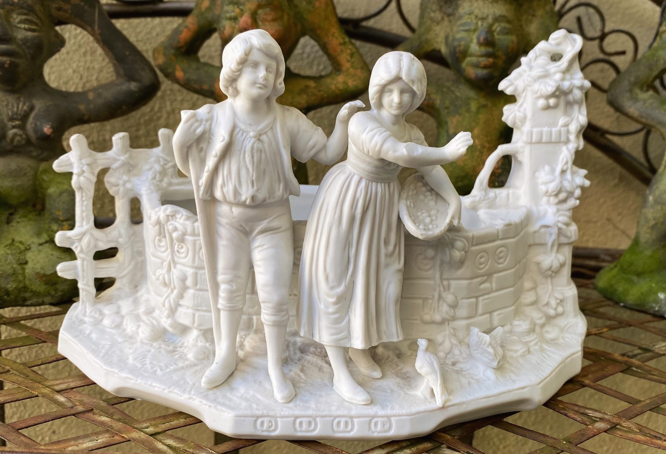 5305521518.jpg Antieke Duitse bisque jardinière – Kinderen bij bron met duiven en bloemen ca. 1900