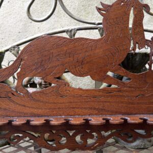 5306988560.jpg Antiek Houten Pijpenrek met Handgesneden Vos – Jachtmotief in Figuratief Relief, ca. 1900