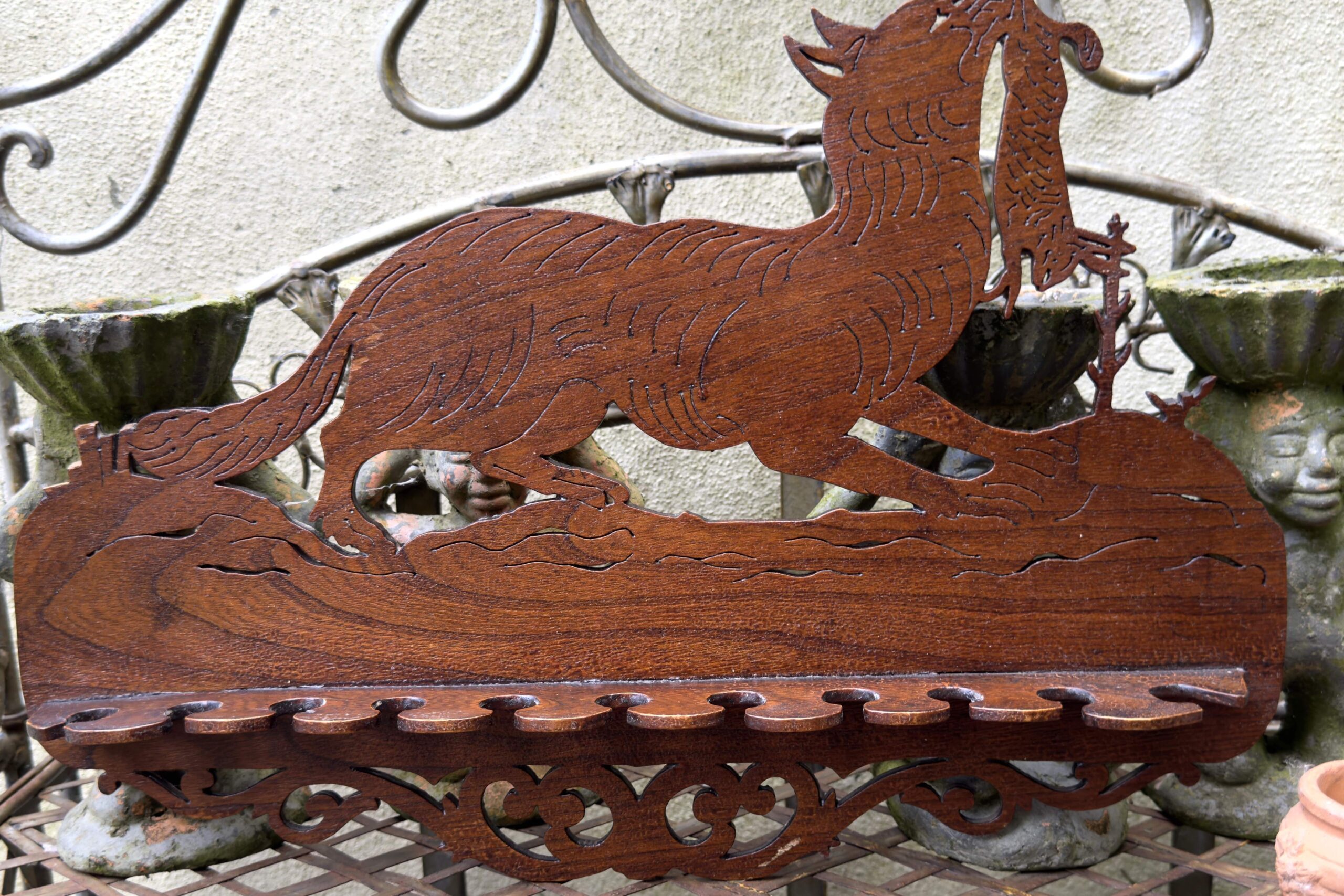 5306988560.jpg Antiek Houten Pijpenrek met Handgesneden Vos – Jachtmotief in Figuratief Relief, ca. 1900