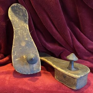 5317072138.jpg Antiek paar houten Paduka sandalen – handgesneden eerbetoon uit Zuid-Azië, ca. midden 20e eeuw