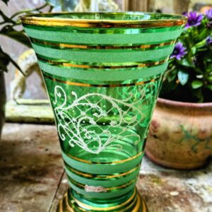 5320132303.jpg Vintage groene glazen vaas met decoratieve elementen vermoedelijk Booms glas