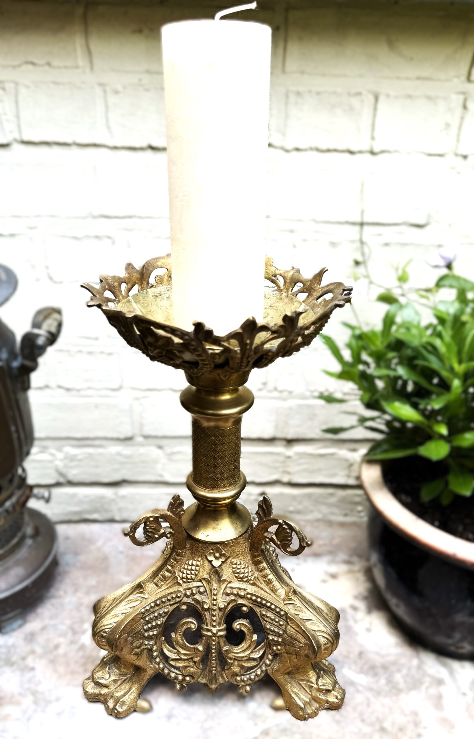 5326437910.jpg Imposante bronzen neobarok kerkkandelaar met leeuwenpoten, rijk filigraanwerk, uitzonderlijk vakmanschap en museale patina – ca. 1880