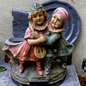 Romantisch vintage cache-pot beeld – meisje en jongen in kleurrijk aardewerk, jaren 1920