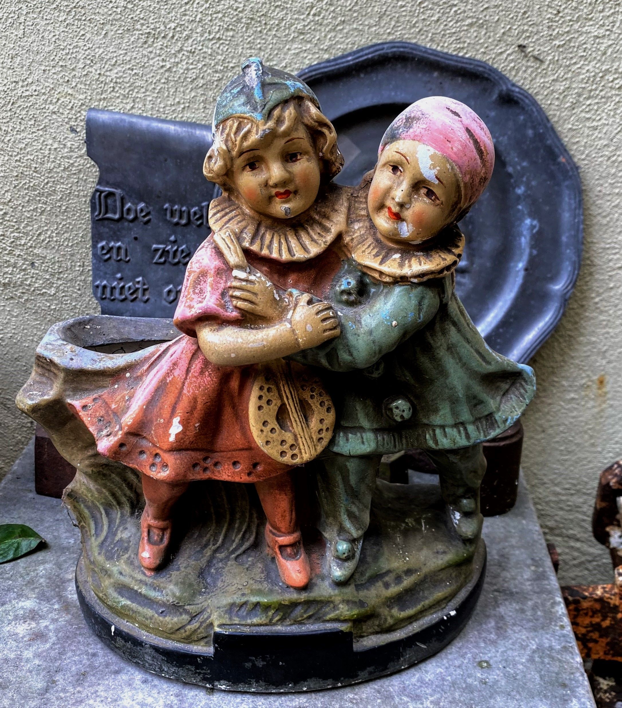 5334017874.jpg Romantisch vintage cache-pot beeld – meisje en jongen in kleurrijk aardewerk, jaren 1920
