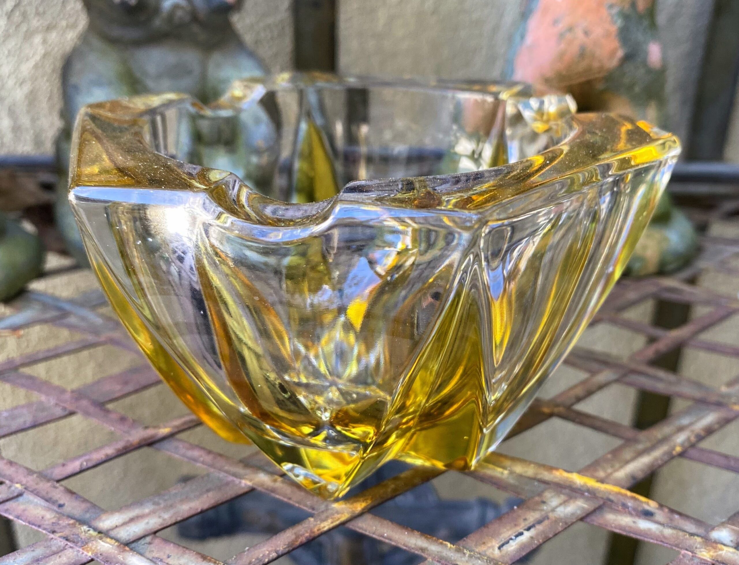 Elegante Vintage Asbak – Gefacetteerd Citroengeel Glas met Stervormige Basis