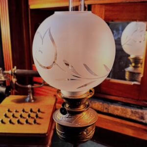 Antieke Duitse olielamp met Kosmos Brenner – Messing met een elegante ronde matglazen kap (1880–1900)