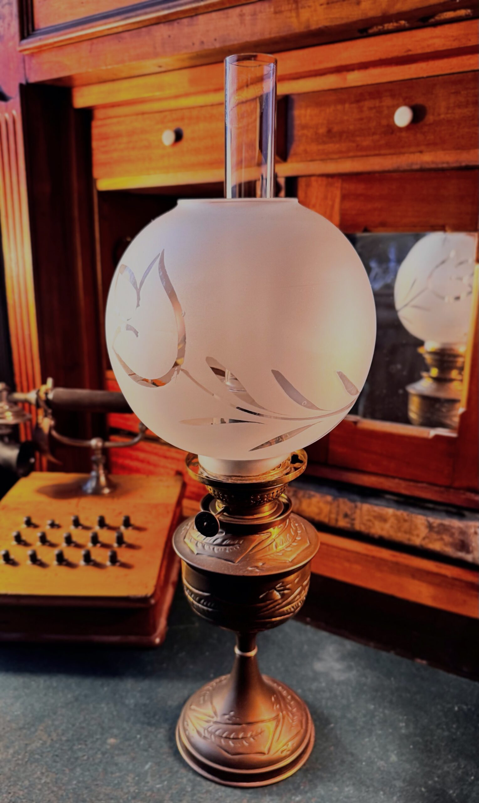 5370007719.jpg Antieke Duitse olielamp met Kosmos Brenner – Messing met een elegante ronde matglazen kap (1880–1900)