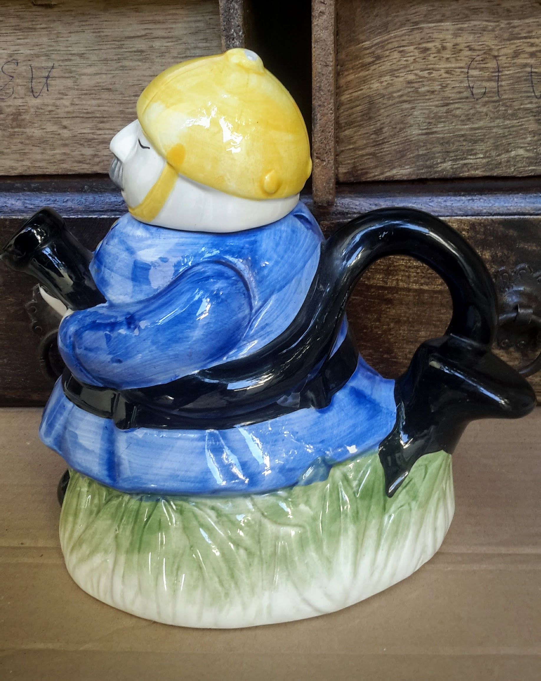 5381875607.jpg Unieke Keramieken Drinkpot – Kleurrijke Brandweerman met Oosterse Flair