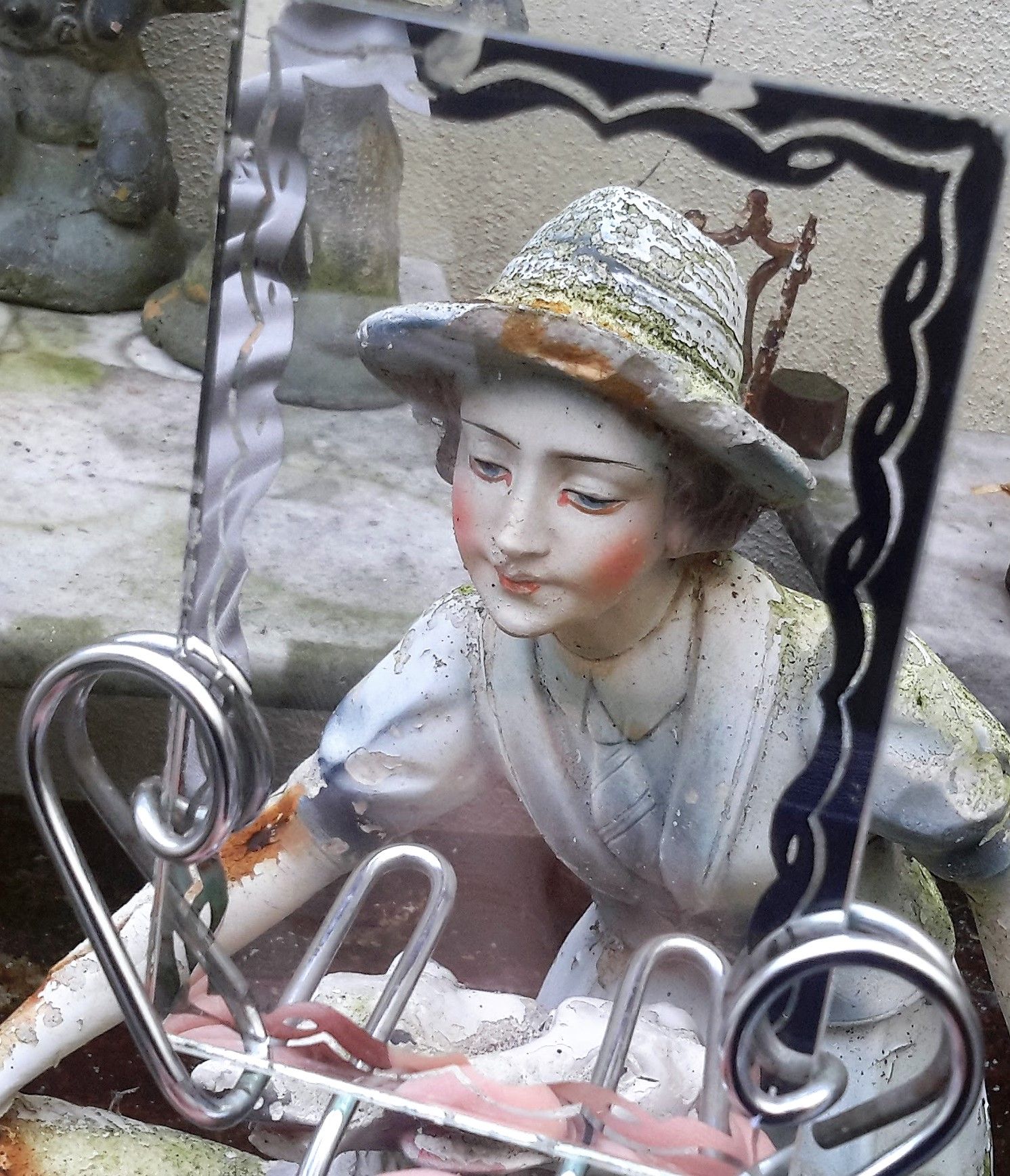 5382078431.jpg Kleine Vintage Fotohouder op Metalen Statief – Gegraveerd Spiegelmotief, ca. mid‑20e eeuw