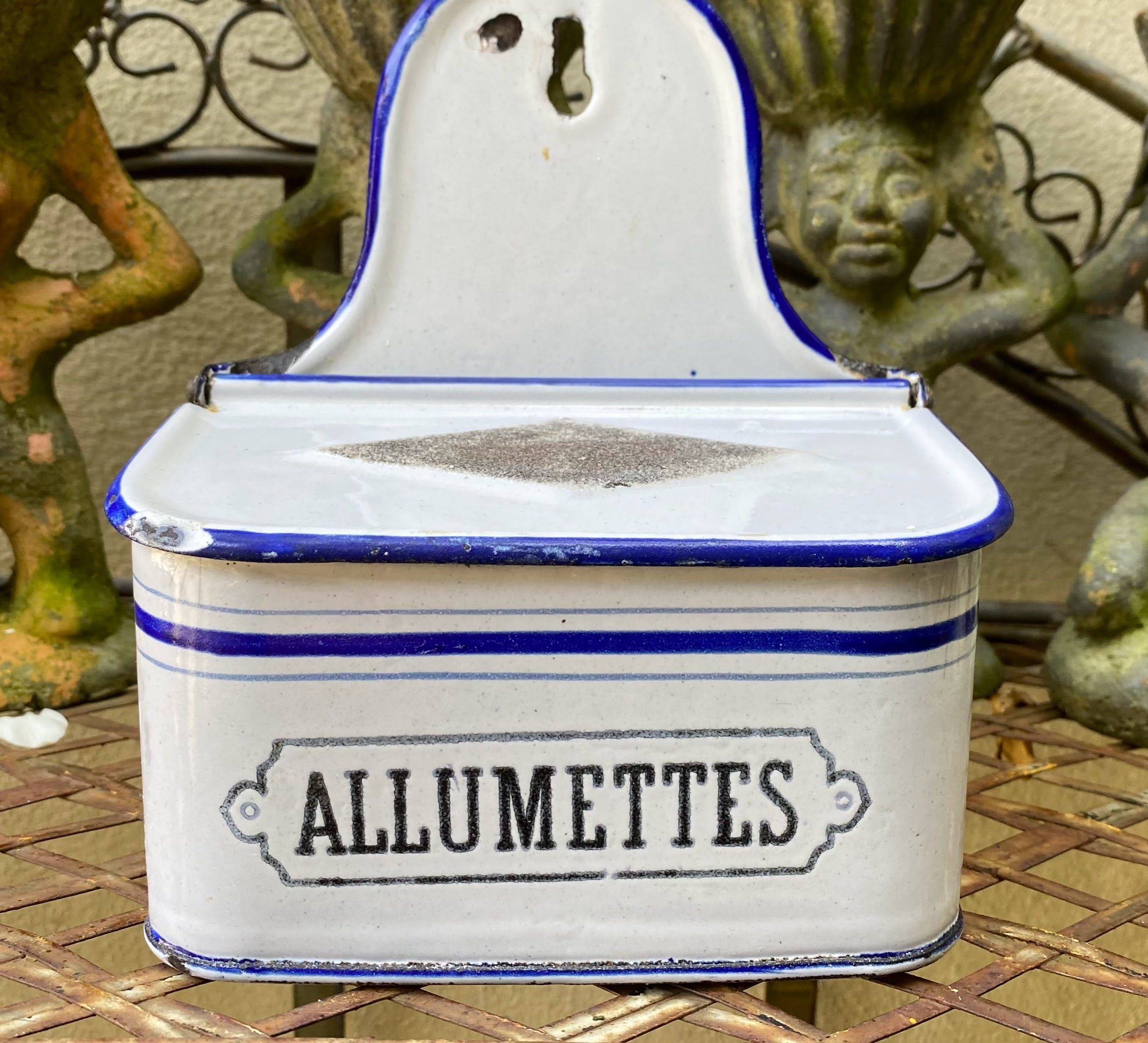 Originele antieke Franse in blauw en wit geëmailleeerde "Allumettes" (lucifers)doos jaren '30