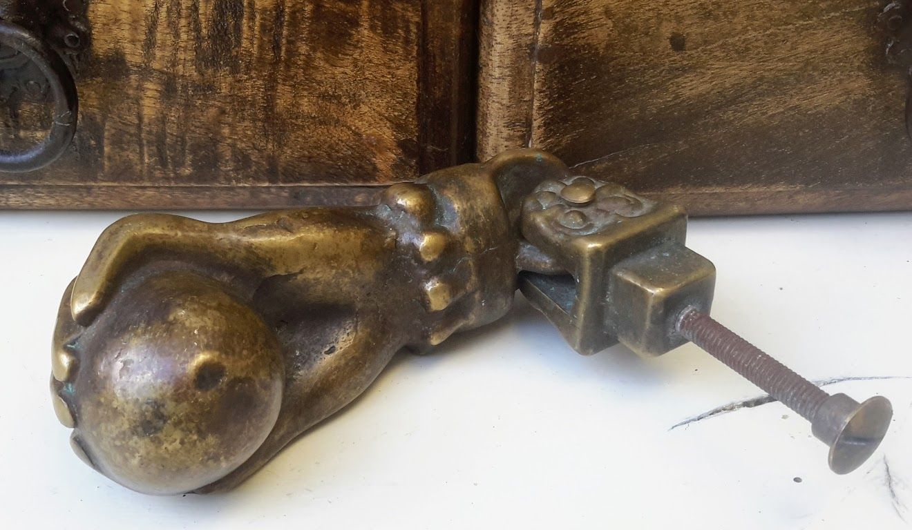 5393126964.jpg Antieke Franse bronzen deurklopper, hand met bal