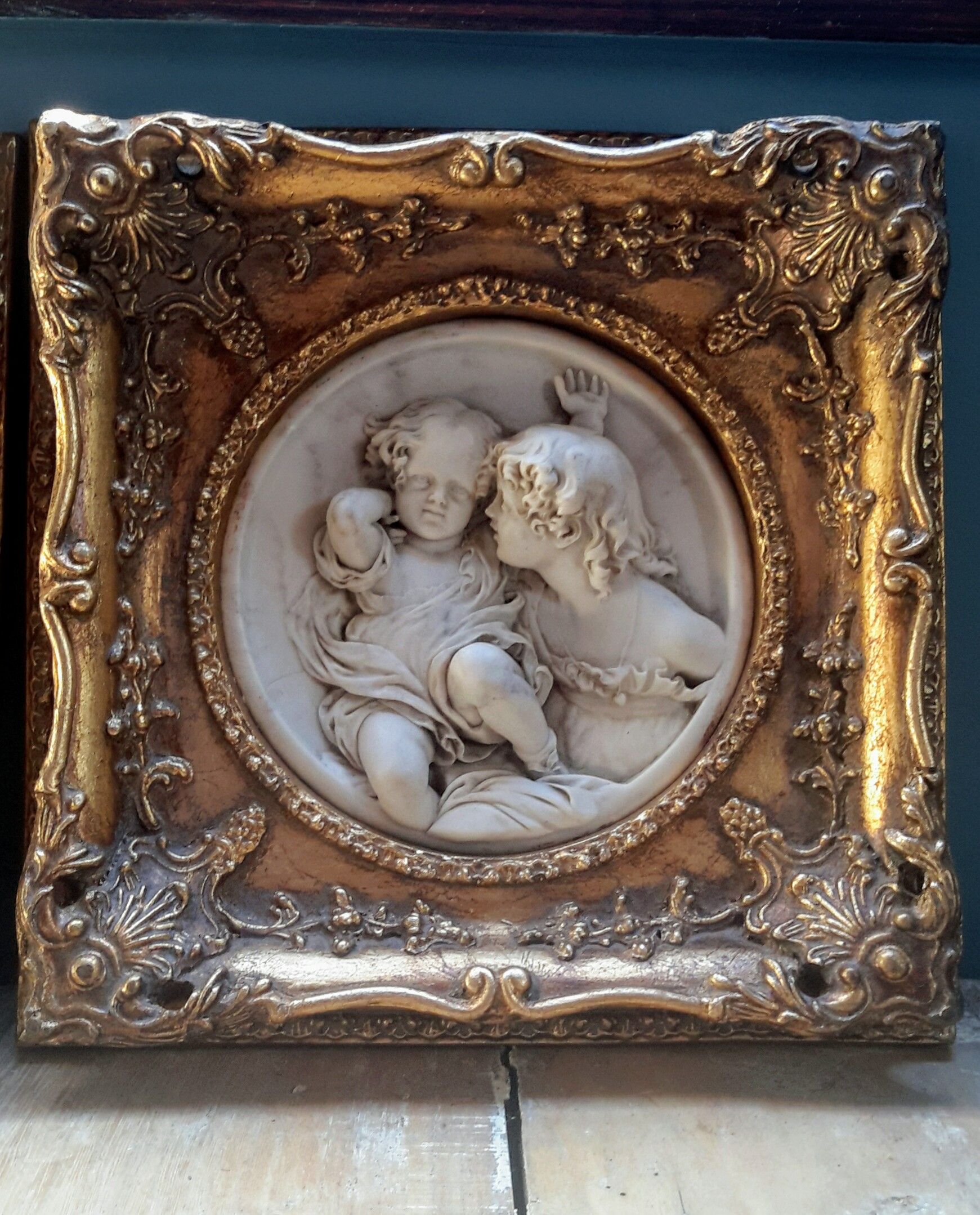 5393129325.jpg Albast schilderij moeder en kind in een baroklijst