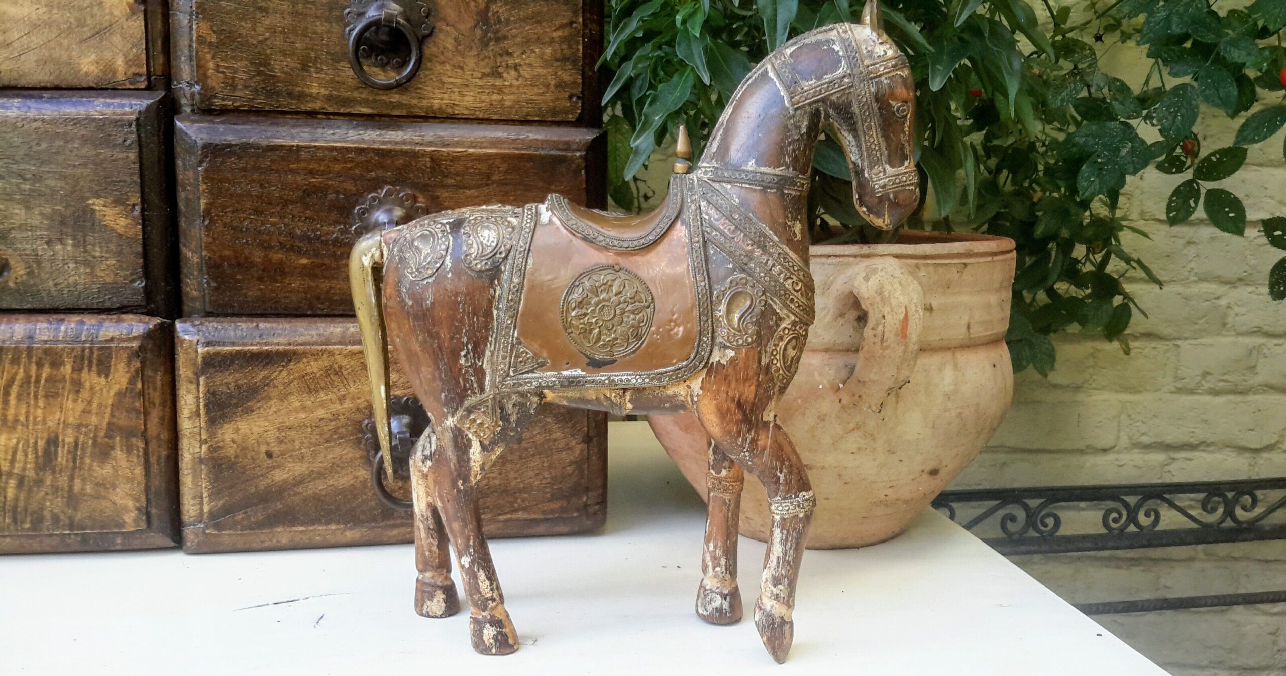 5393129720.jpg Handgesneden mahoniehouten paard met messing en koperen reliëfbeslag uit Indië