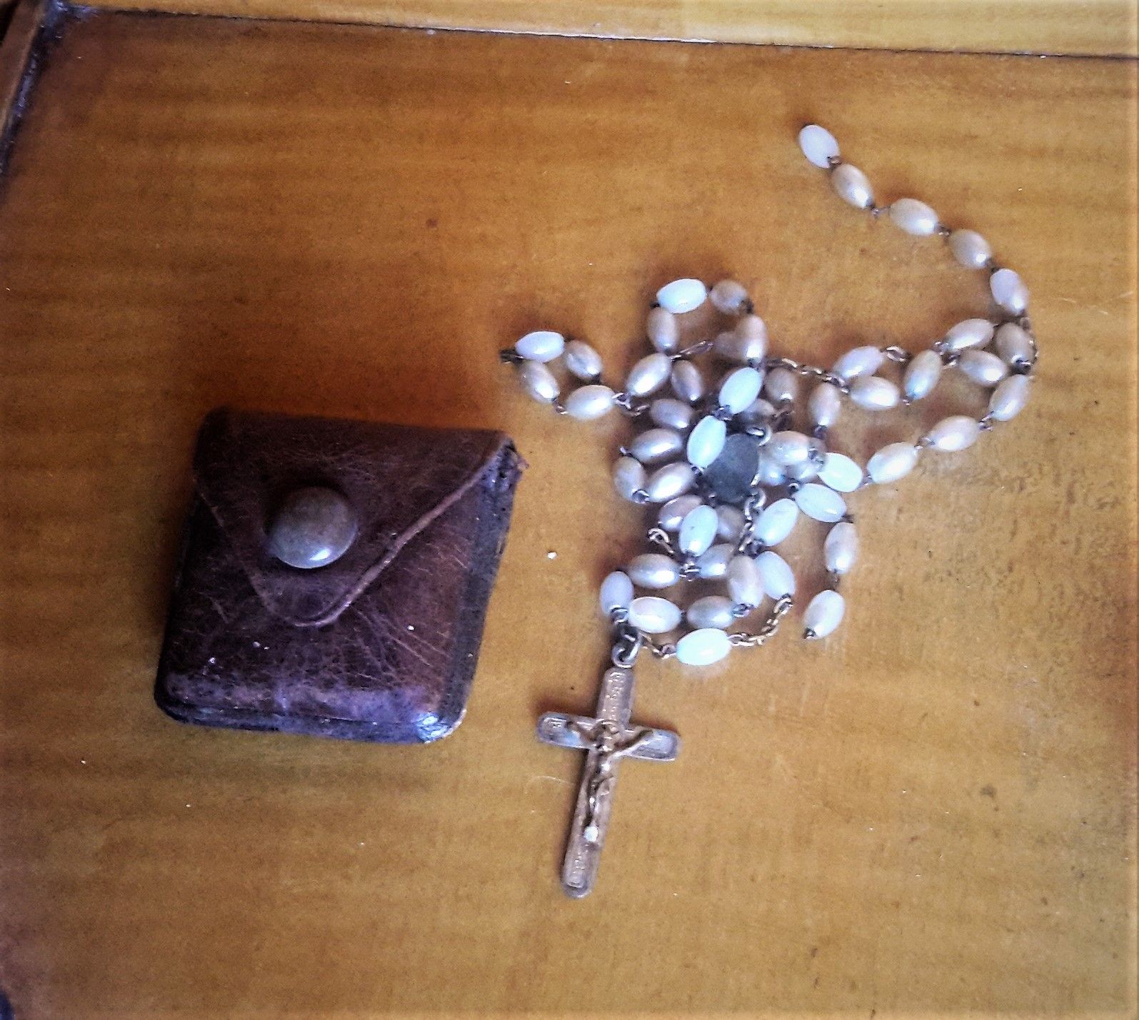 Antieke paternoster in lederen etui
