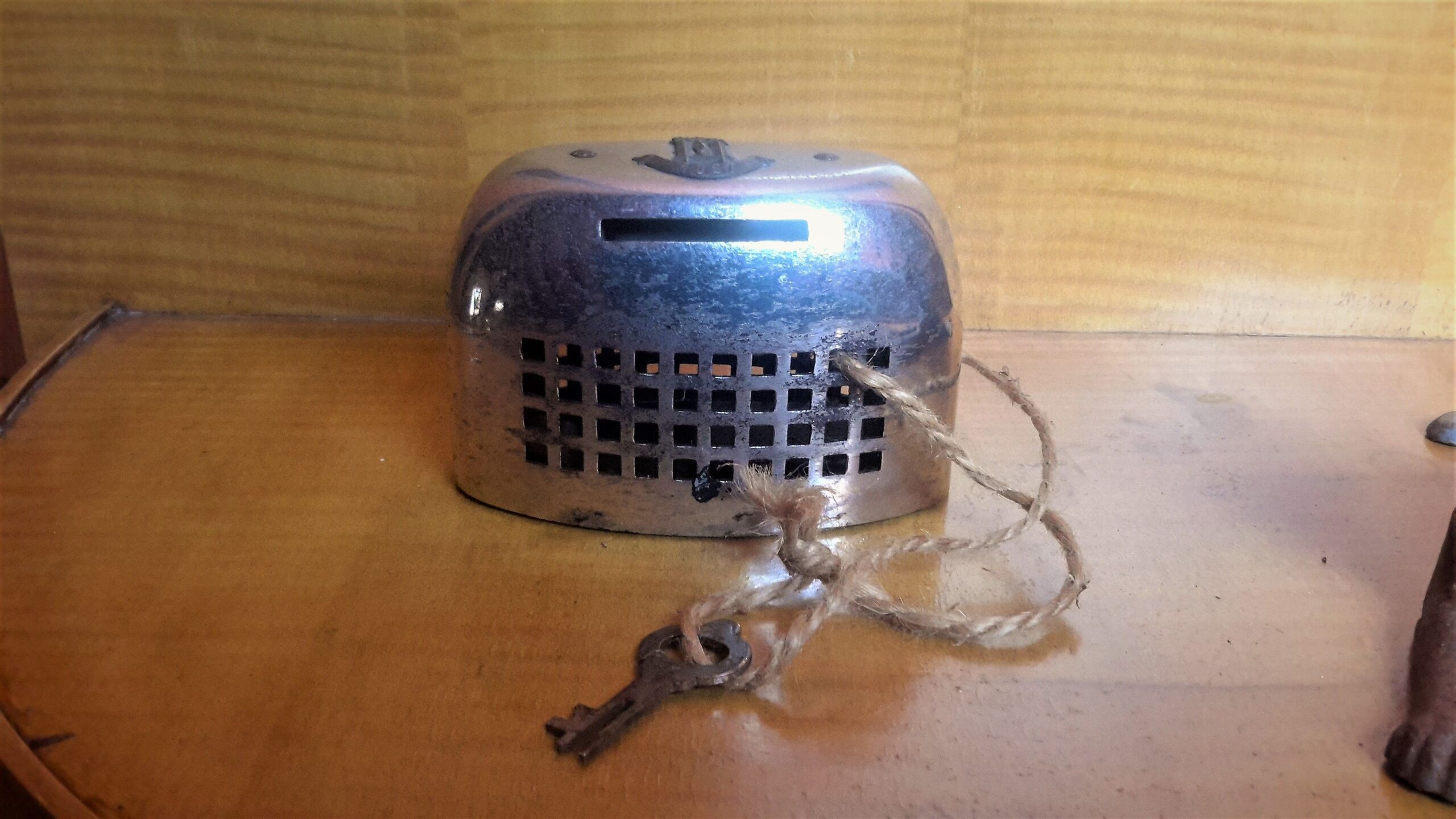 5393130951.jpg Antiek Spaarpotje uit 1827 met sleutel