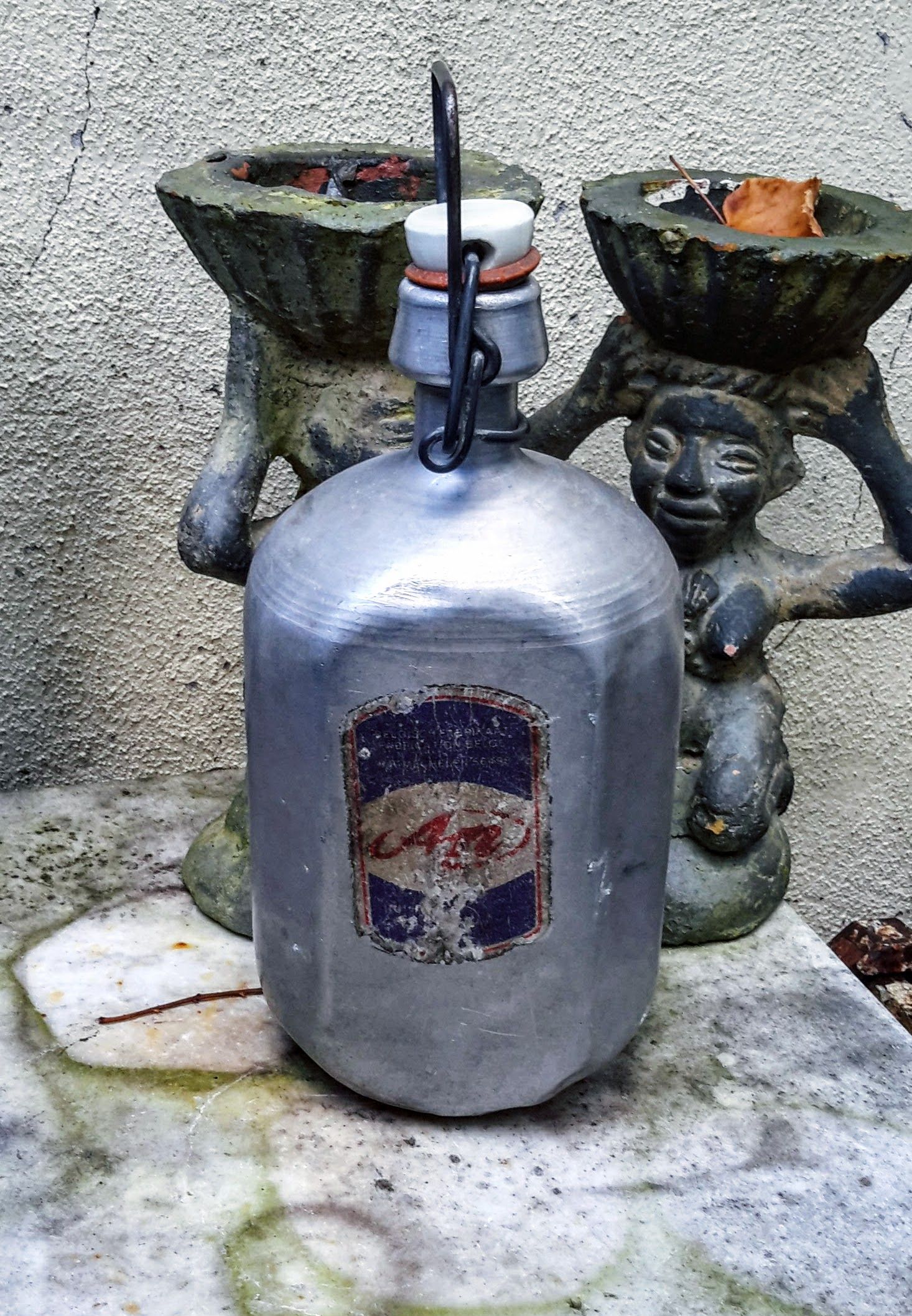 5393132572.jpg Oude aluminium Veldfles van het merk An, met porseleinen beugeldop