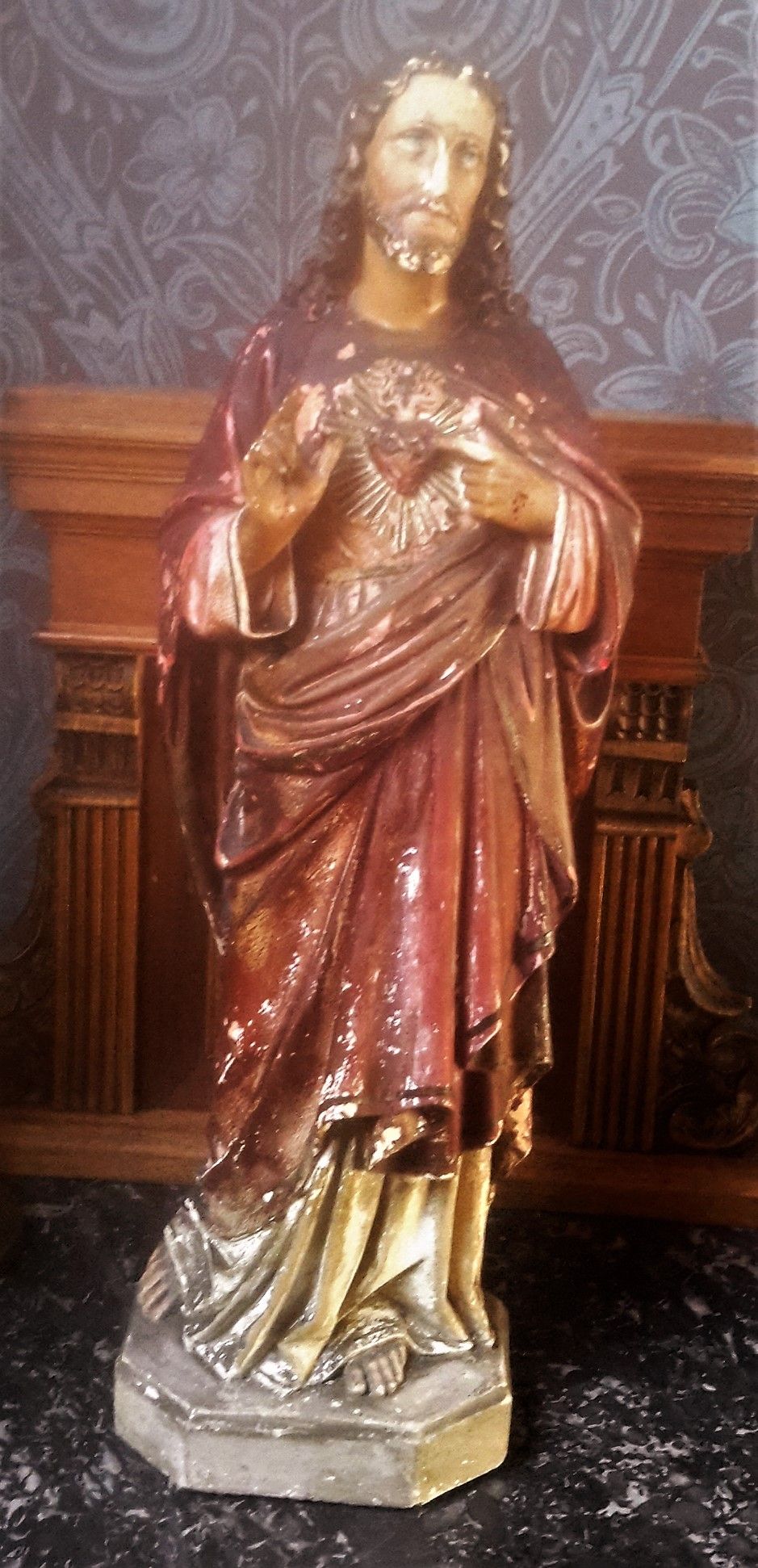 Decoratief gipsen Heilig Hart Christusbeeld uit de jaren 30