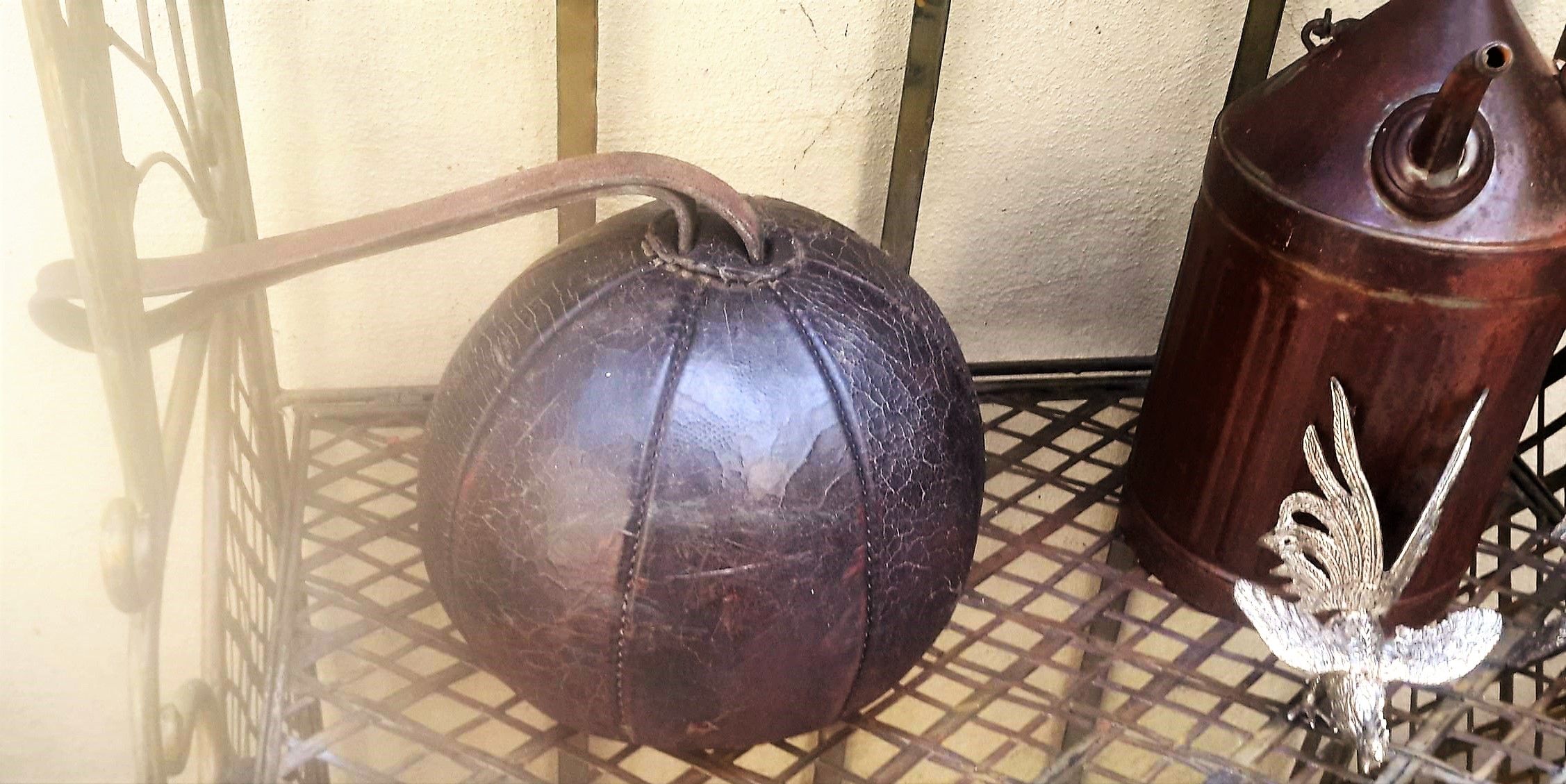 Antieke lederen punch boksbal of medicijnbal met riem uit 1920
