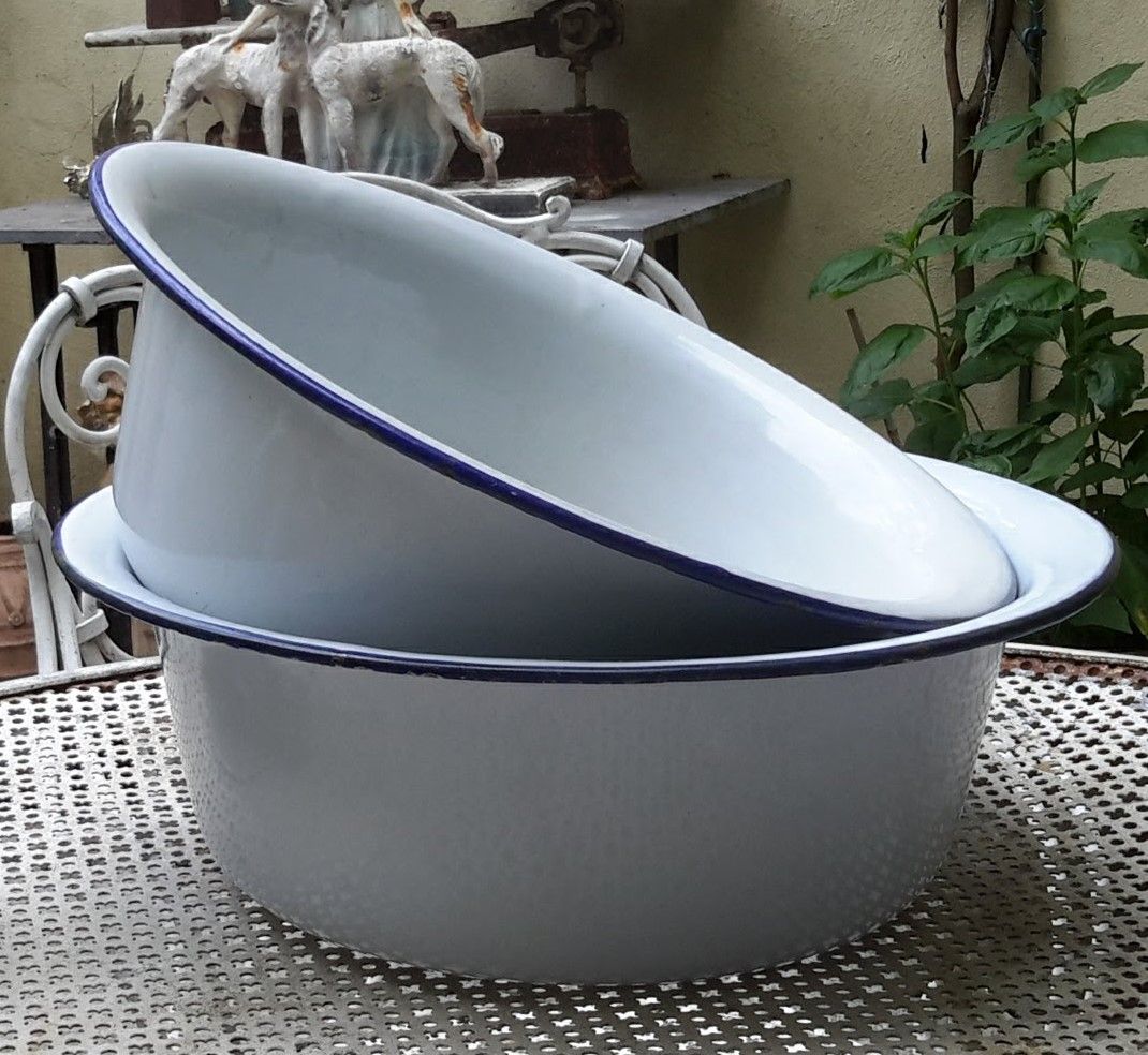 5393135007.jpg 2 vintage emaille kommen met mooi blauw randje