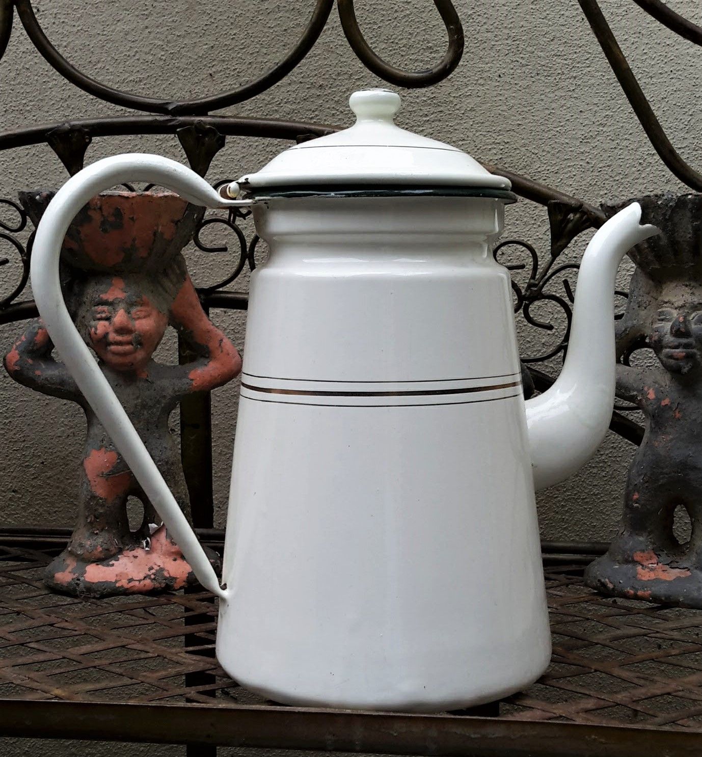 Brocante emaillen koffiekan, theepot wit met goudbiesje en groen randje