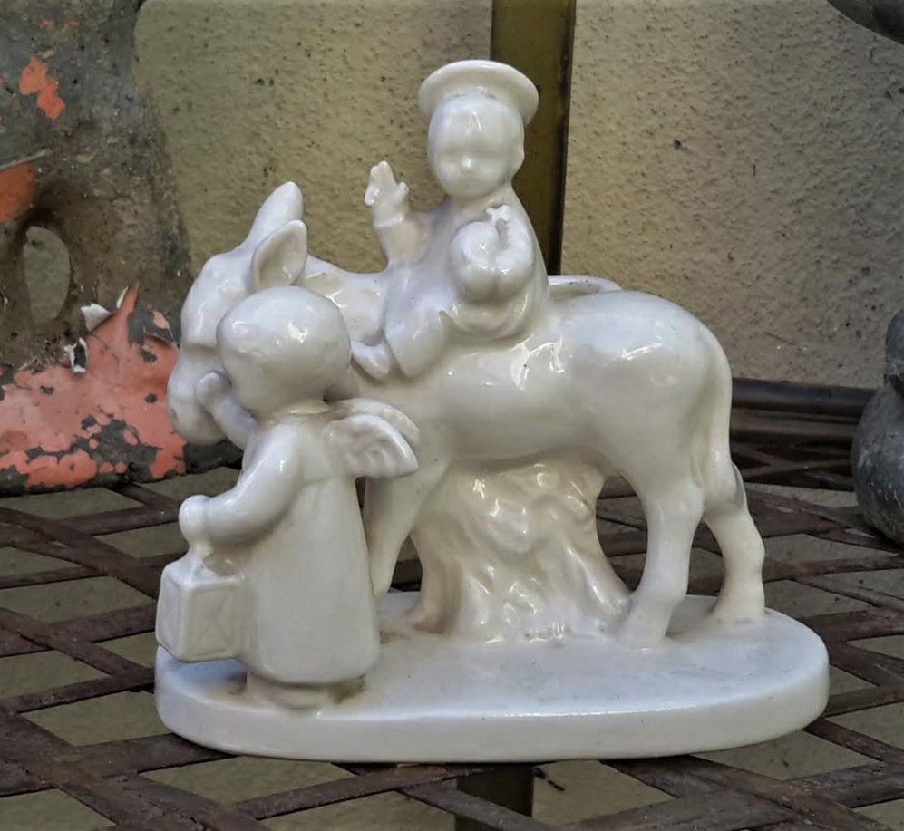 Oud Goebel beeldje Kindje Jezus op ezel en engeltje met lantaarn uit 1950