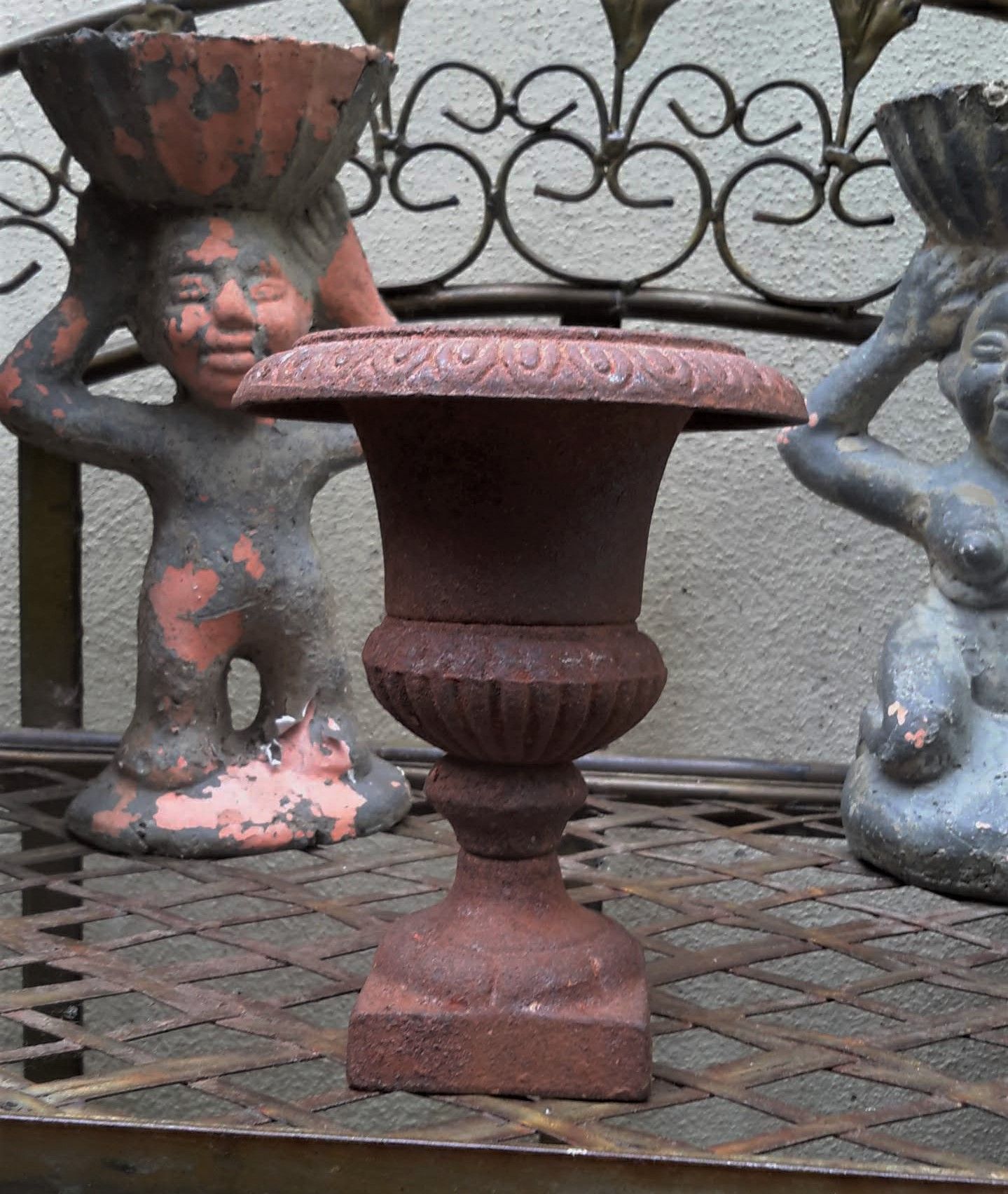 Klein decoratief oud roestig gietijzeren tuinvaasje