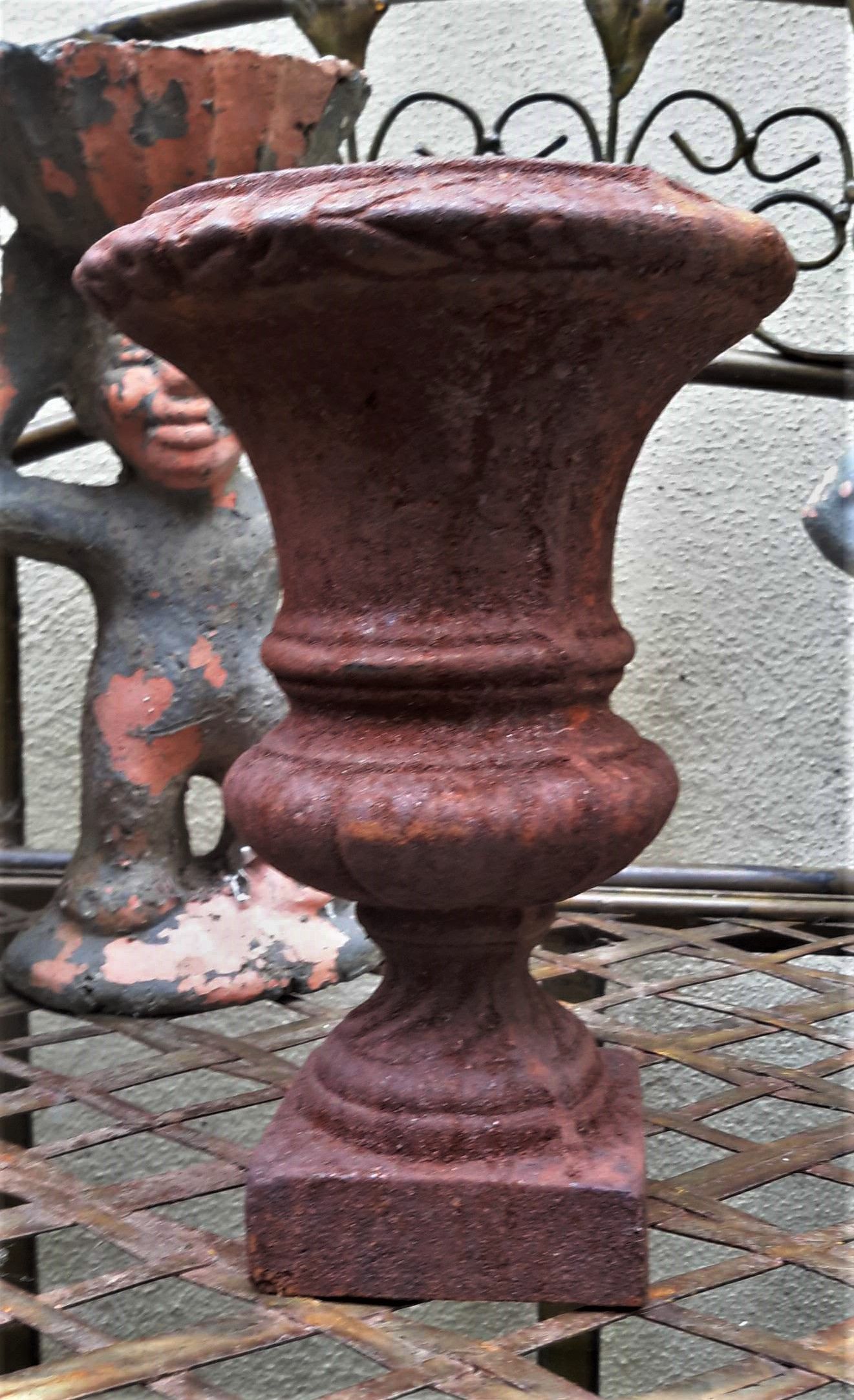 5393137293.jpg decoratief oud roestig gietijzeren tuinvaasje ( middelgroot)