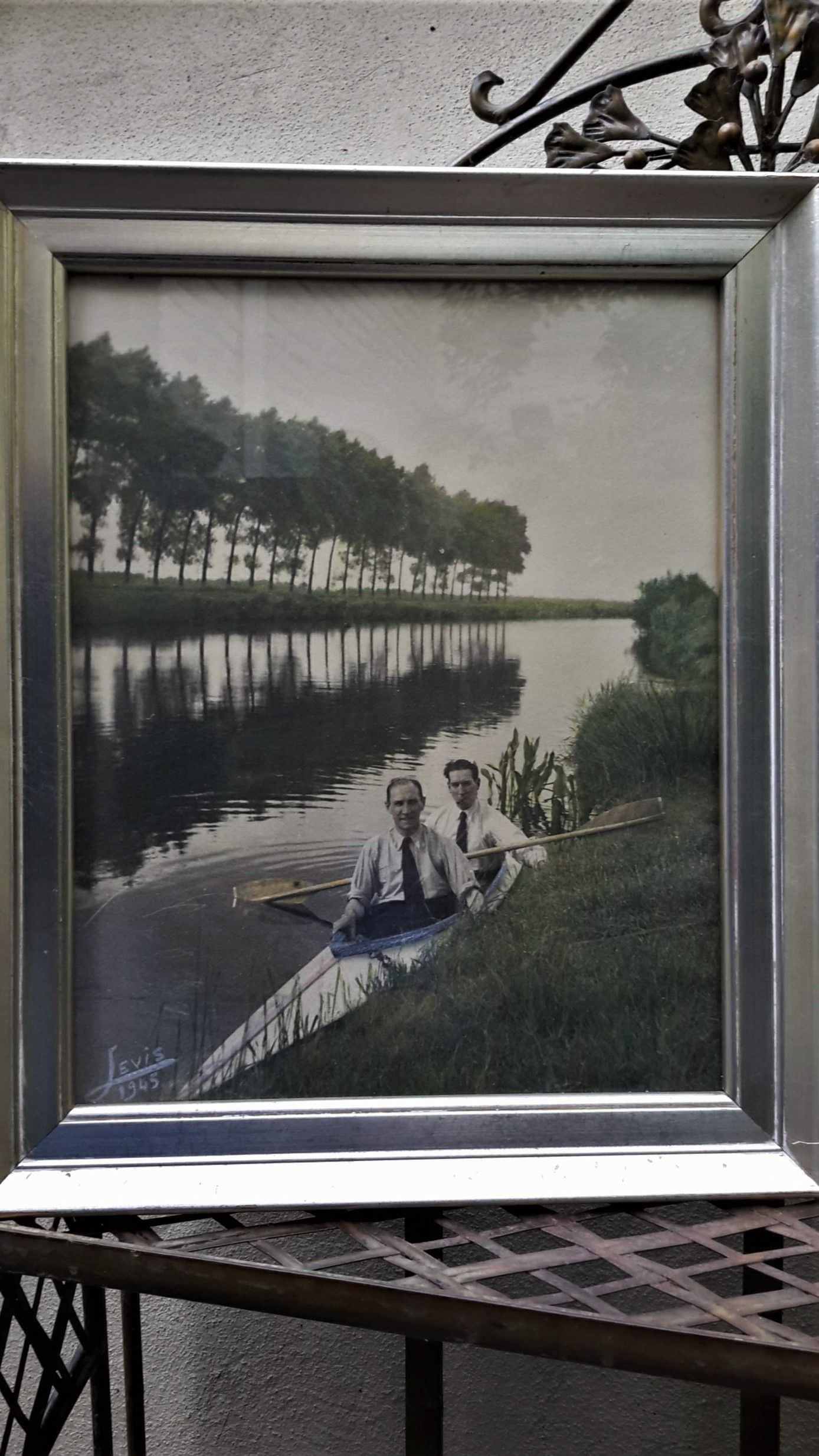 Prachtige grappige retro foto van 2 mannen in roeiboot 1945 ingekaderd