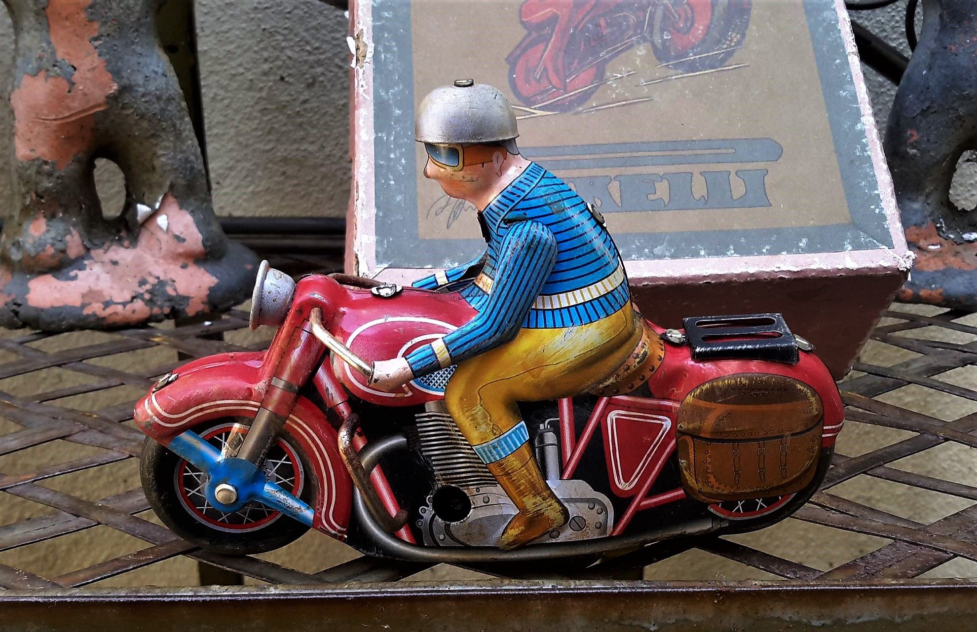 Pirelli n° 985 Tinnen Motorcycle in doosje met sleutel, Collectable item jaren 50