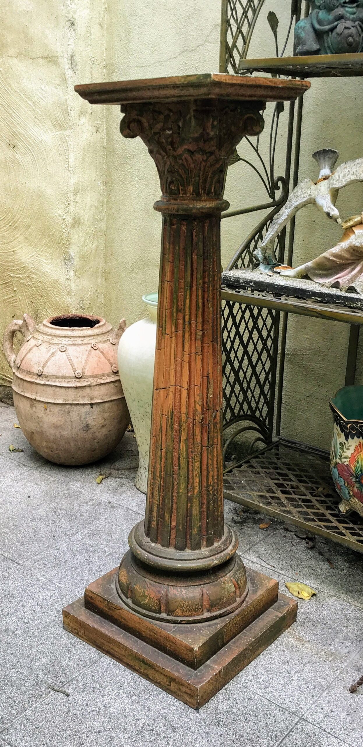 Vintage houten Korintische zuil pilaar als piëdestal / plantentafel 88cm