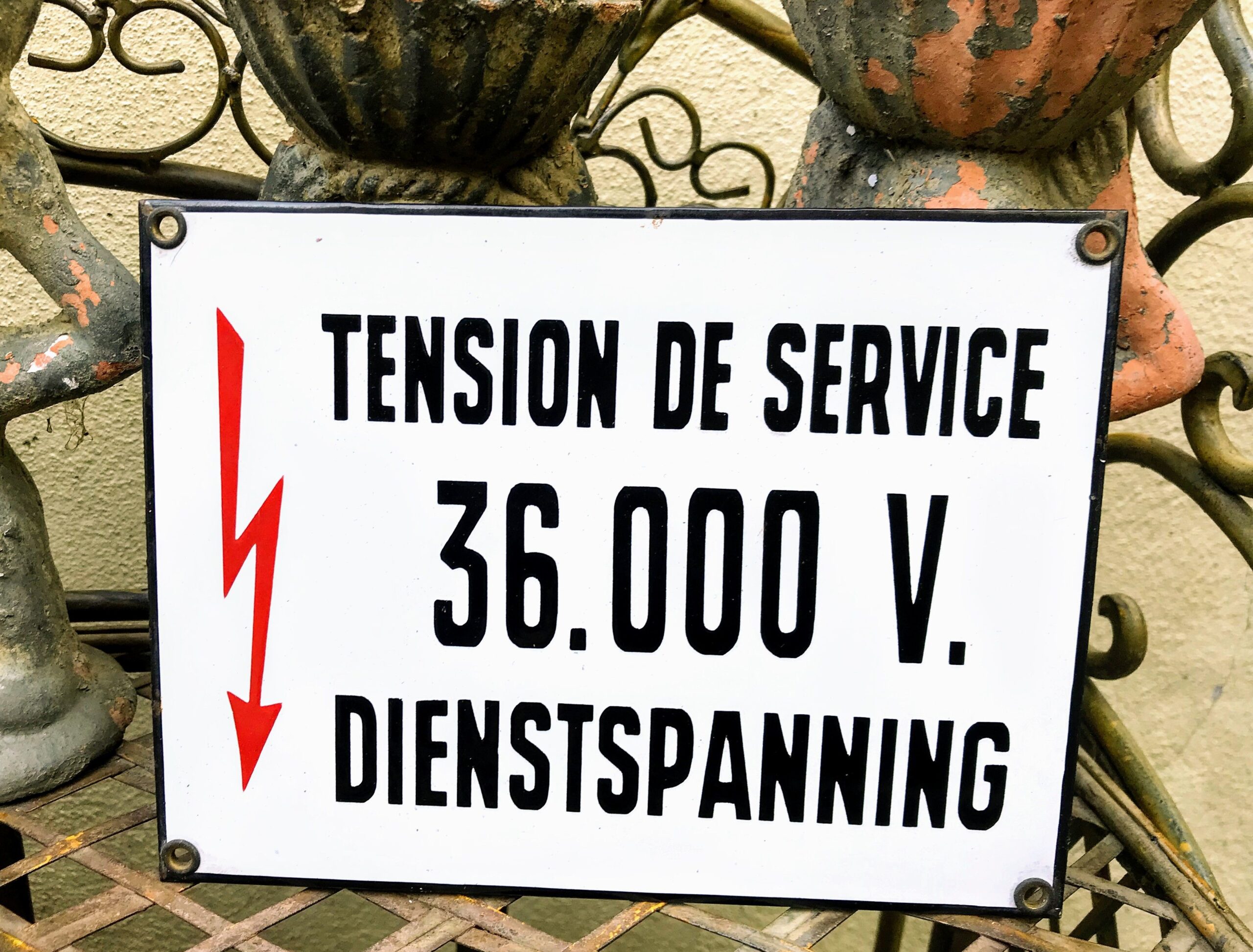 5393142064.jpg Emaille Bordje TENSION DE SERVICE - 36.000 V. DIENSTSPANNING