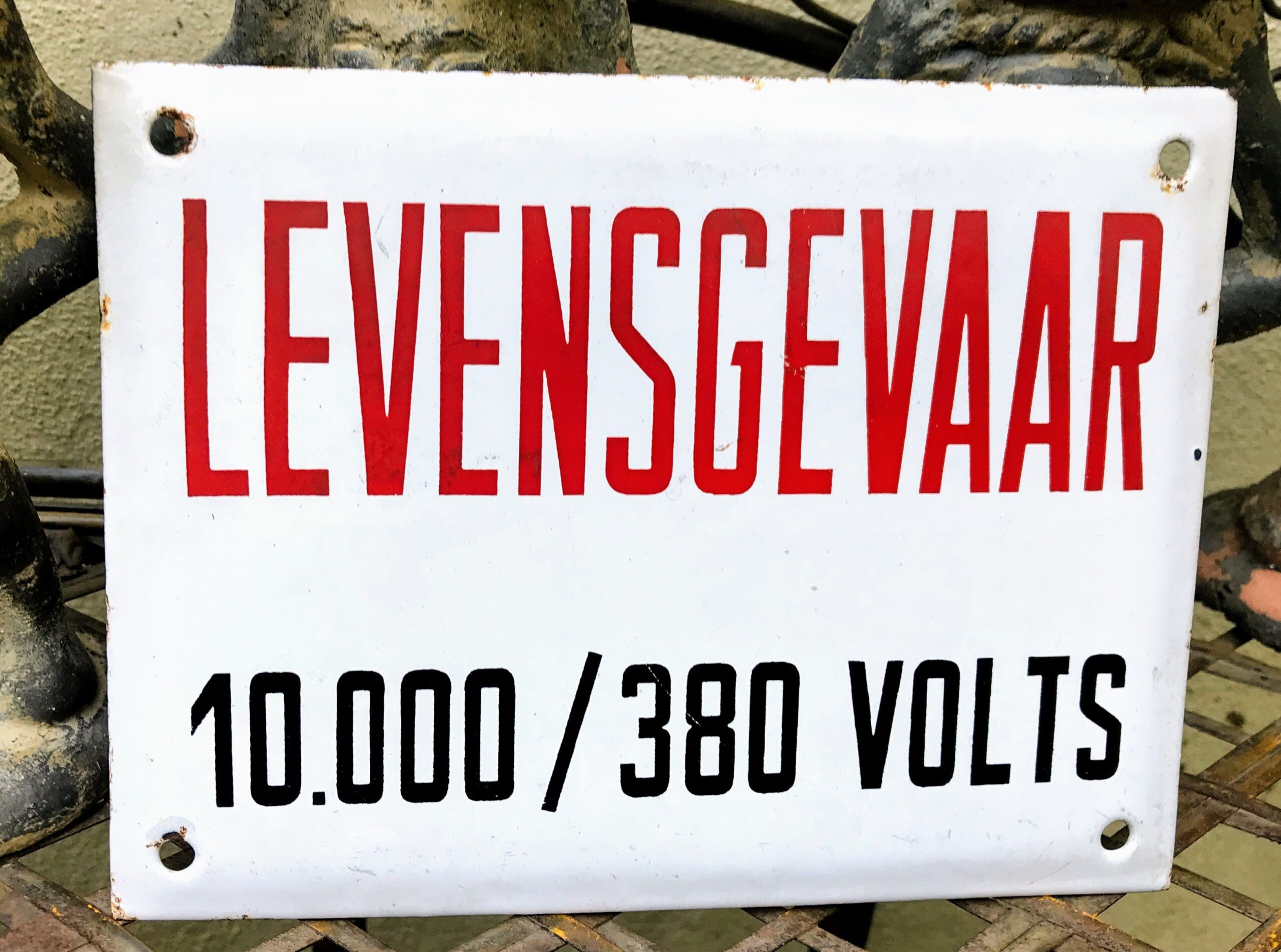 5393142070.jpg Emaille waarschuwingsbord LEVENSGEVAAR 10.000/380 VOLTS