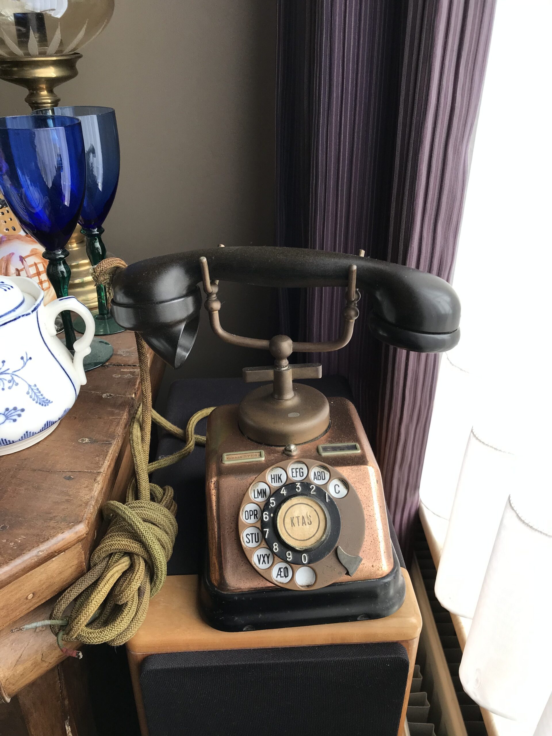 Kjøbenhavns Telefon Aktieselskab (KTAS) telefoon, 1930s - Bakeliet, Messing