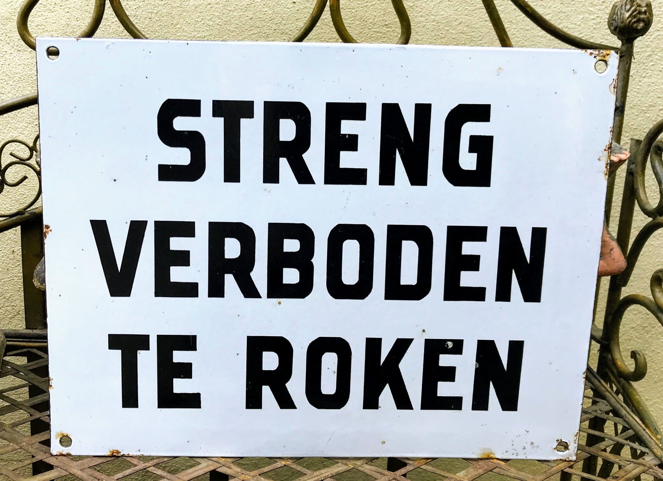 5393142454.jpg Groot emaille bord "STRENG VERBODEN TE ROKEN"