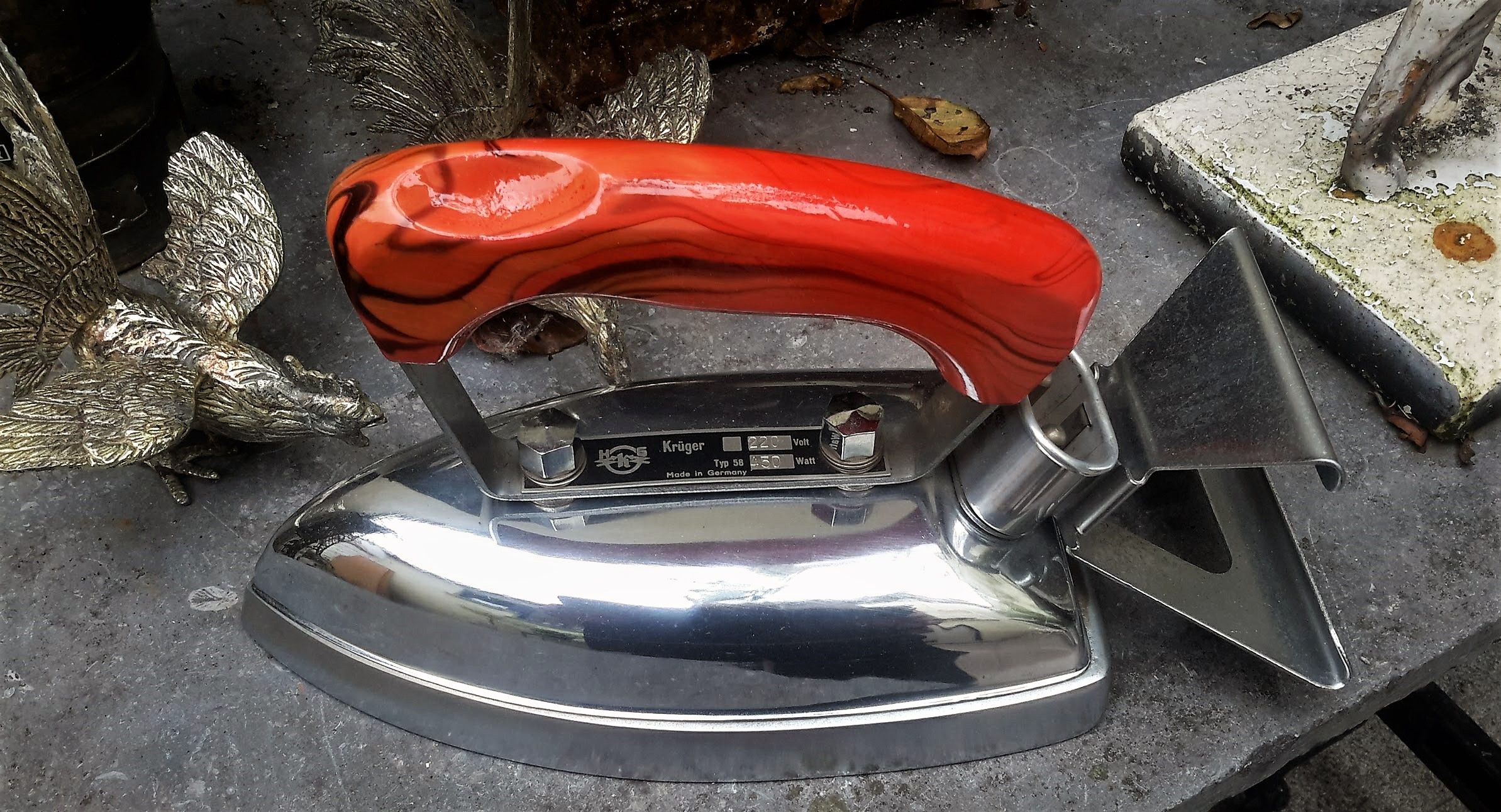 Vintage Strijkijzer merk Krüger met glanzend oranje houten handvat