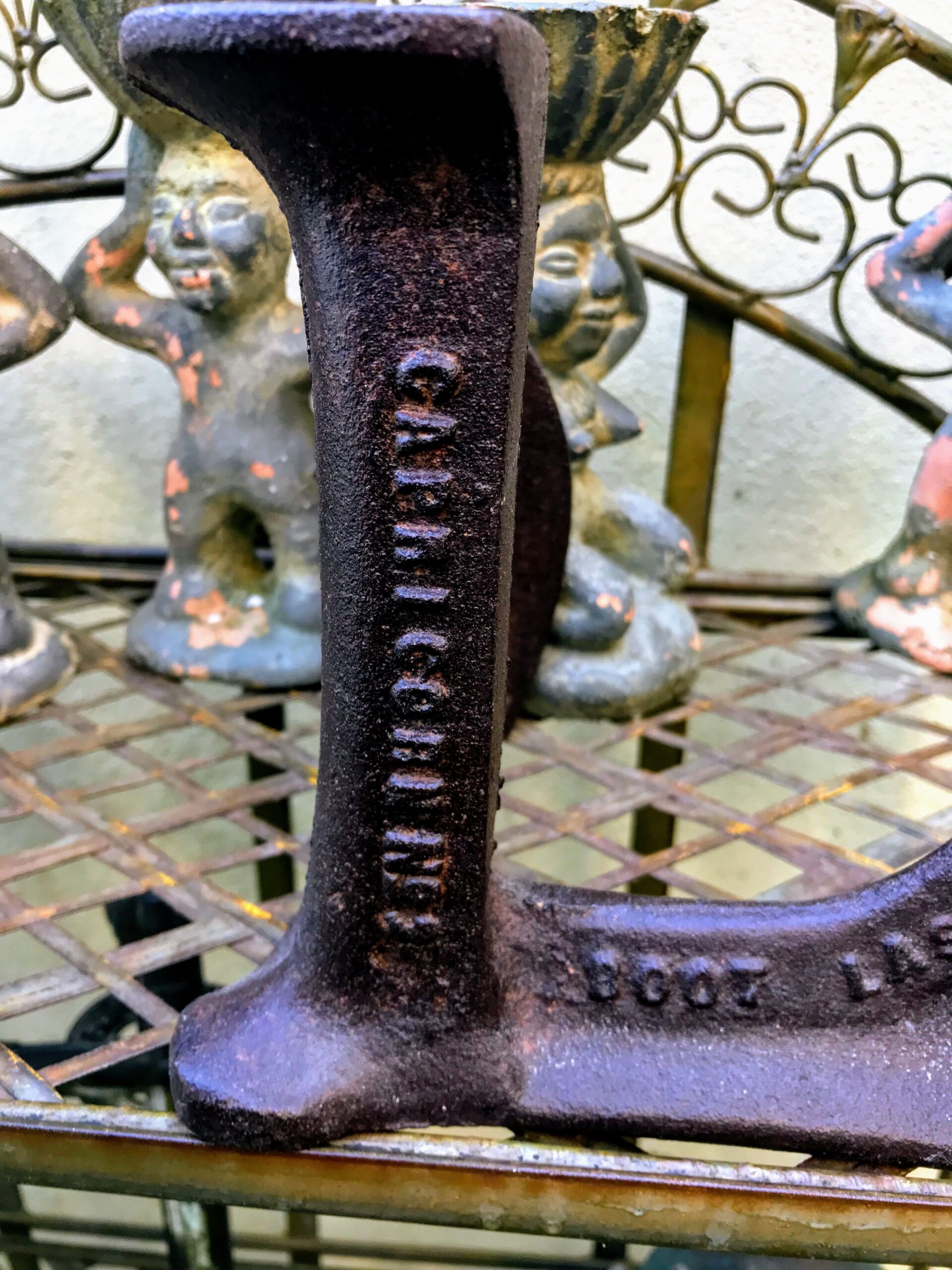 5393144037.jpg Oude brocante gietijzeren schoenleest Capricorn 2