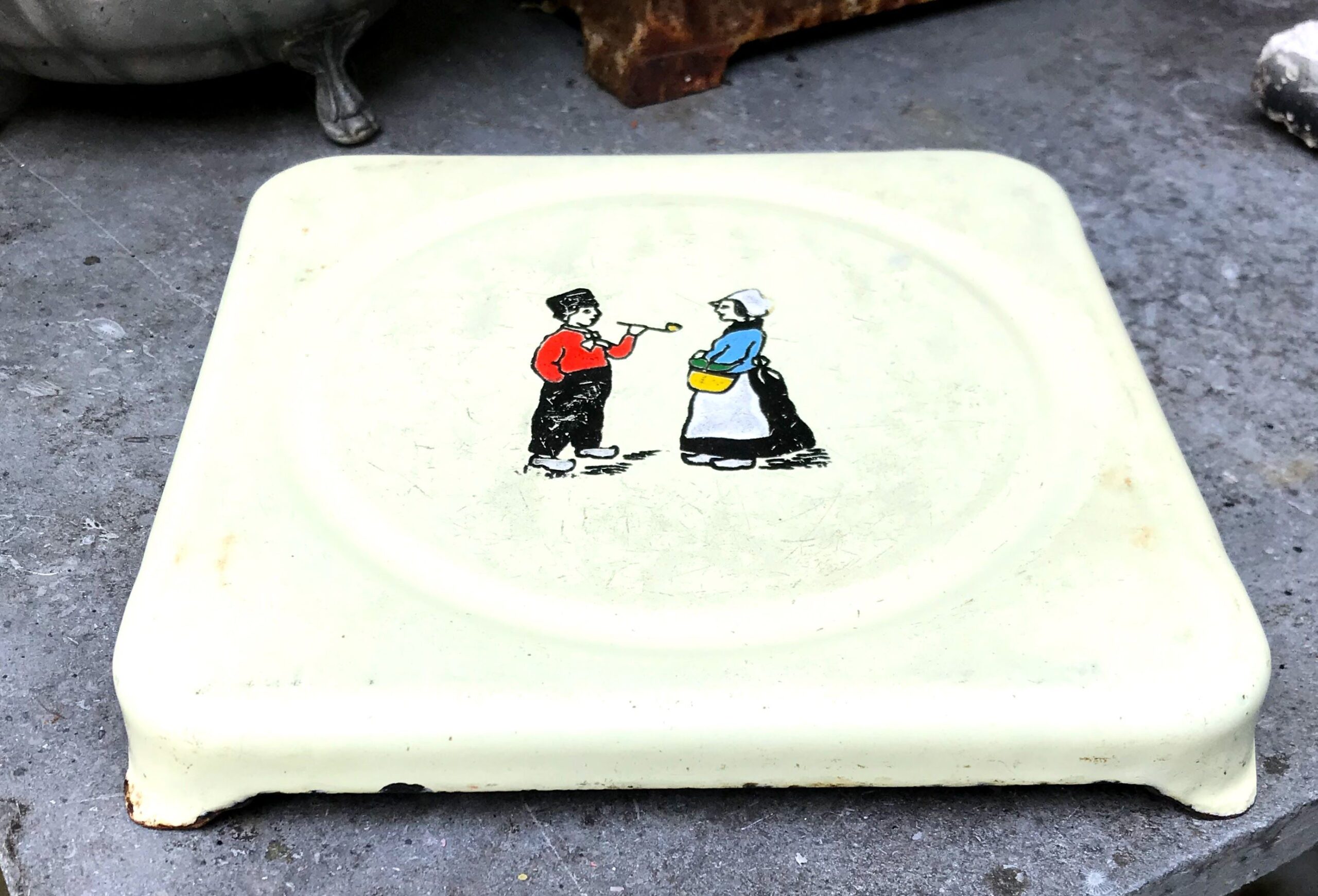 5393147316.jpg Zeldzame brocante emaillen onderzetter Hollands koppeltje