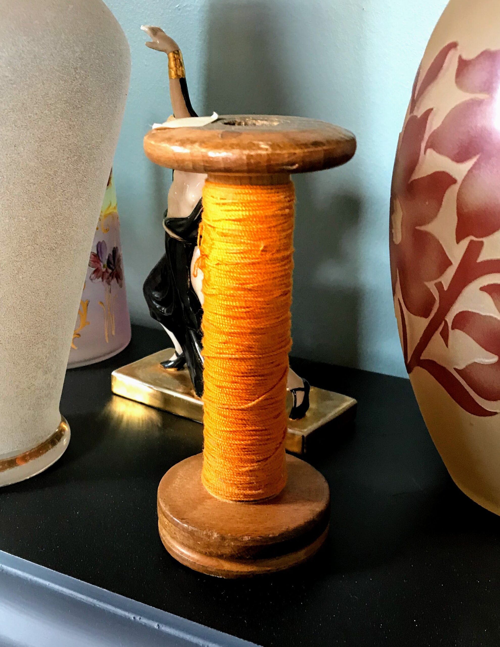 Decoratieve Garenklos met oranje garen spoel in hout